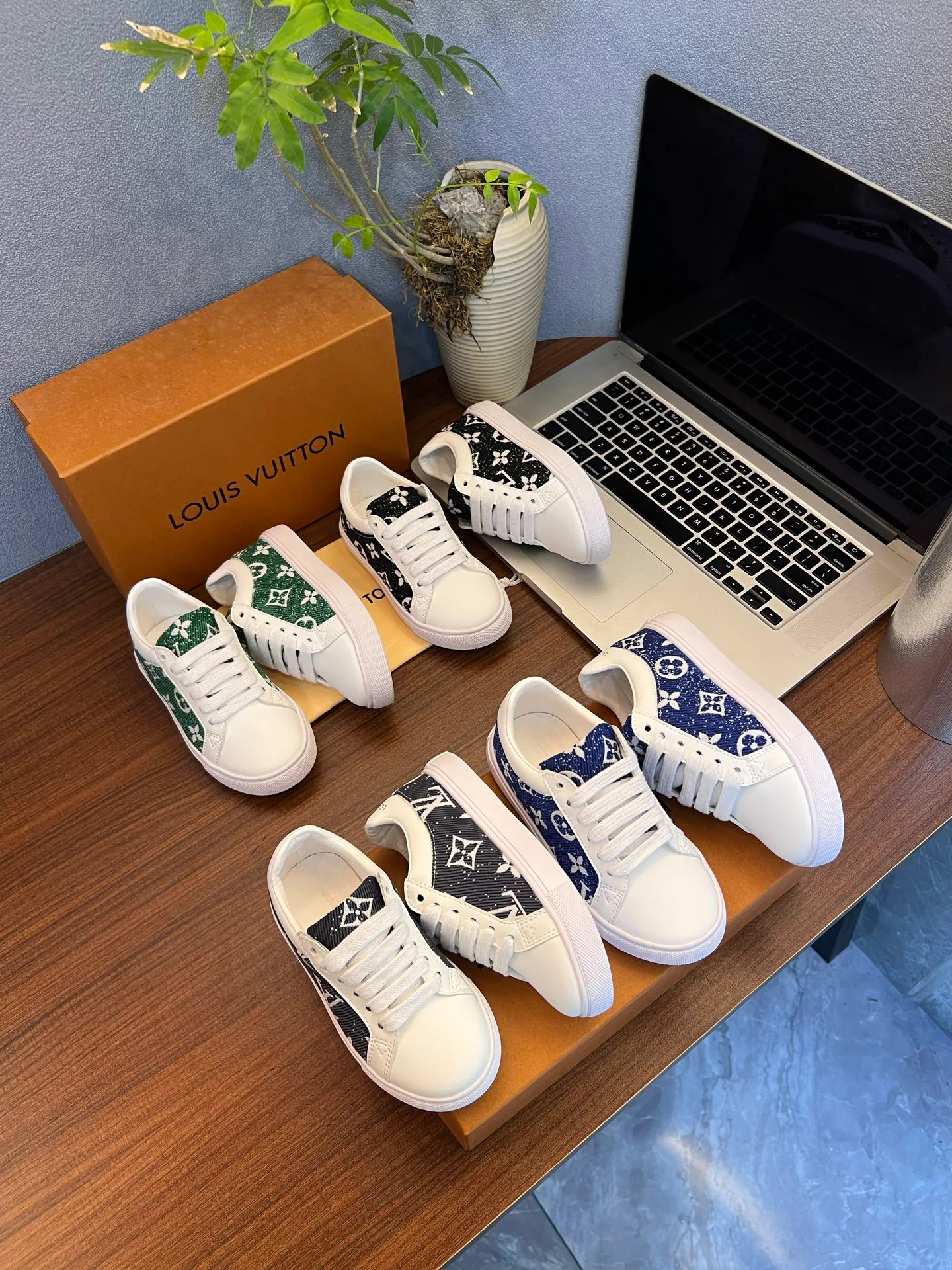 Кроссовки Женские Louis Vuitton 18077539