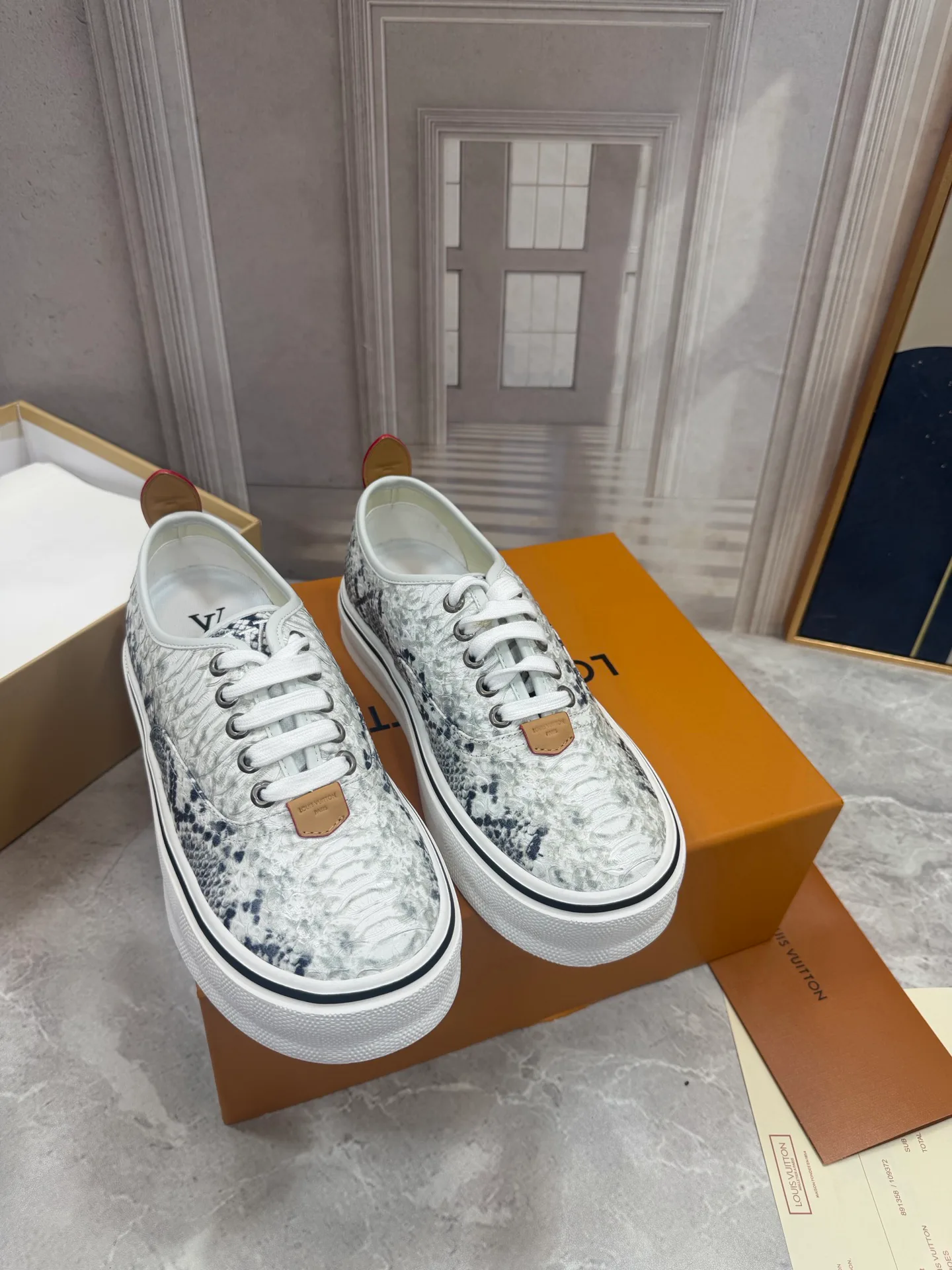Кроссовки Мужские Louis Vuitton 18190052