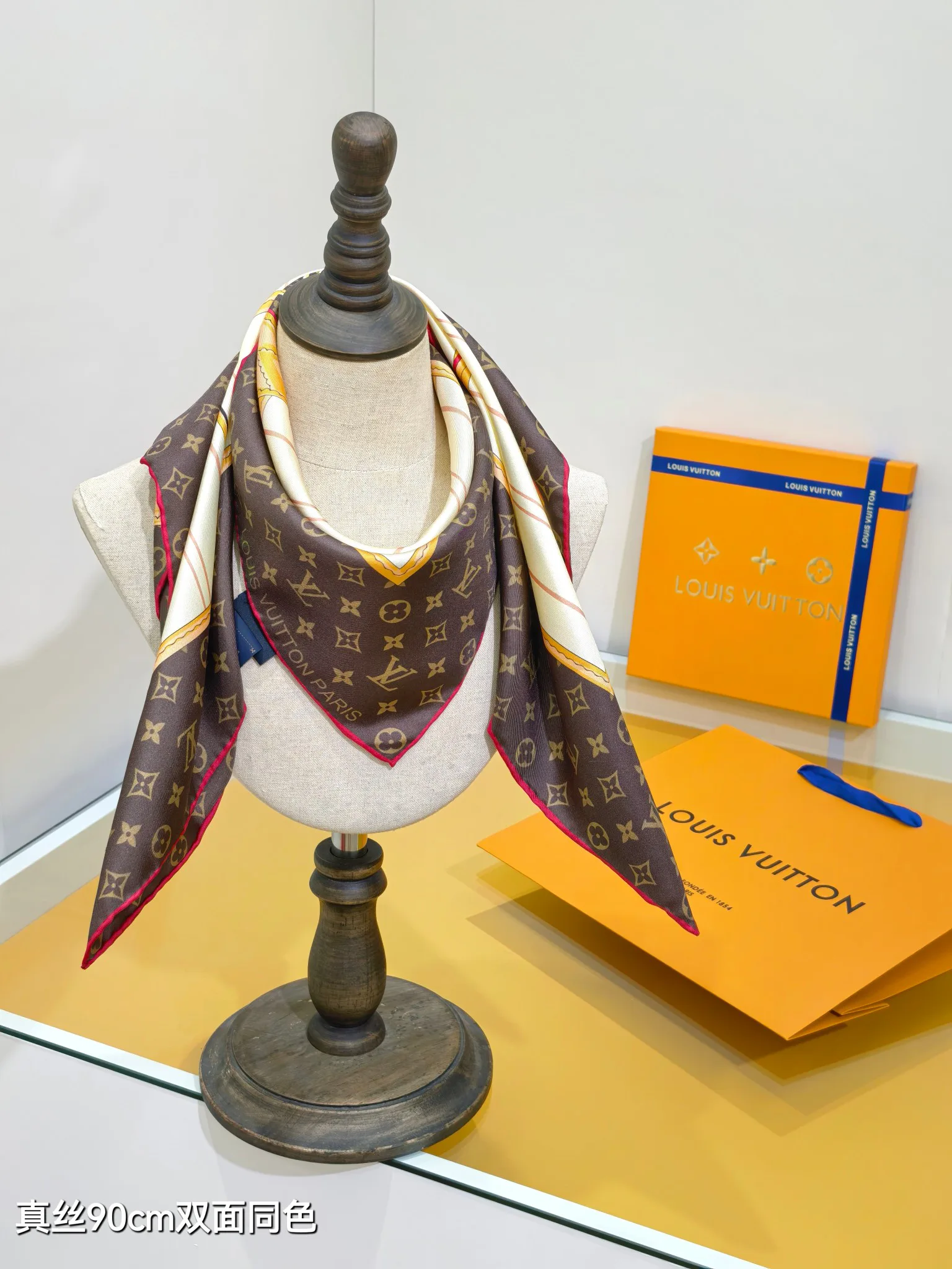 Текстиль Louis Vuitton 13208411