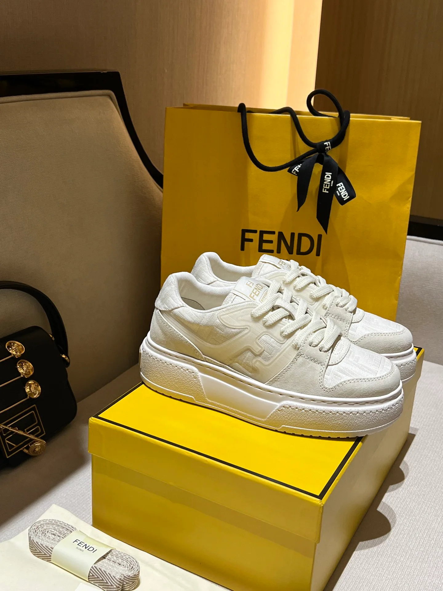 Кроссовки Женские Fendi 11275793