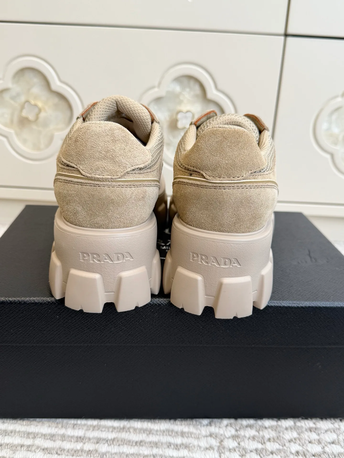 Кроссовки Женские Prada 18261278