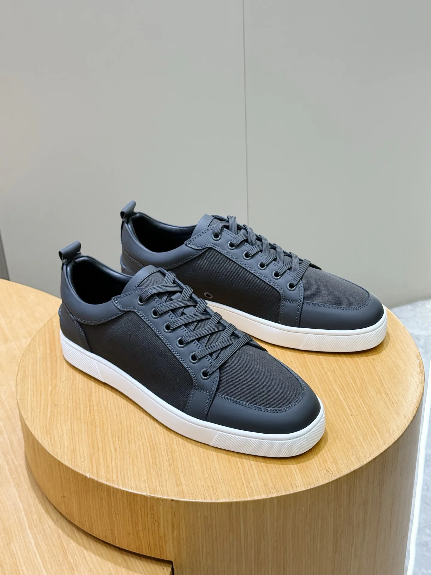 Кроссовки Мужские Christian Louboutin 19000093