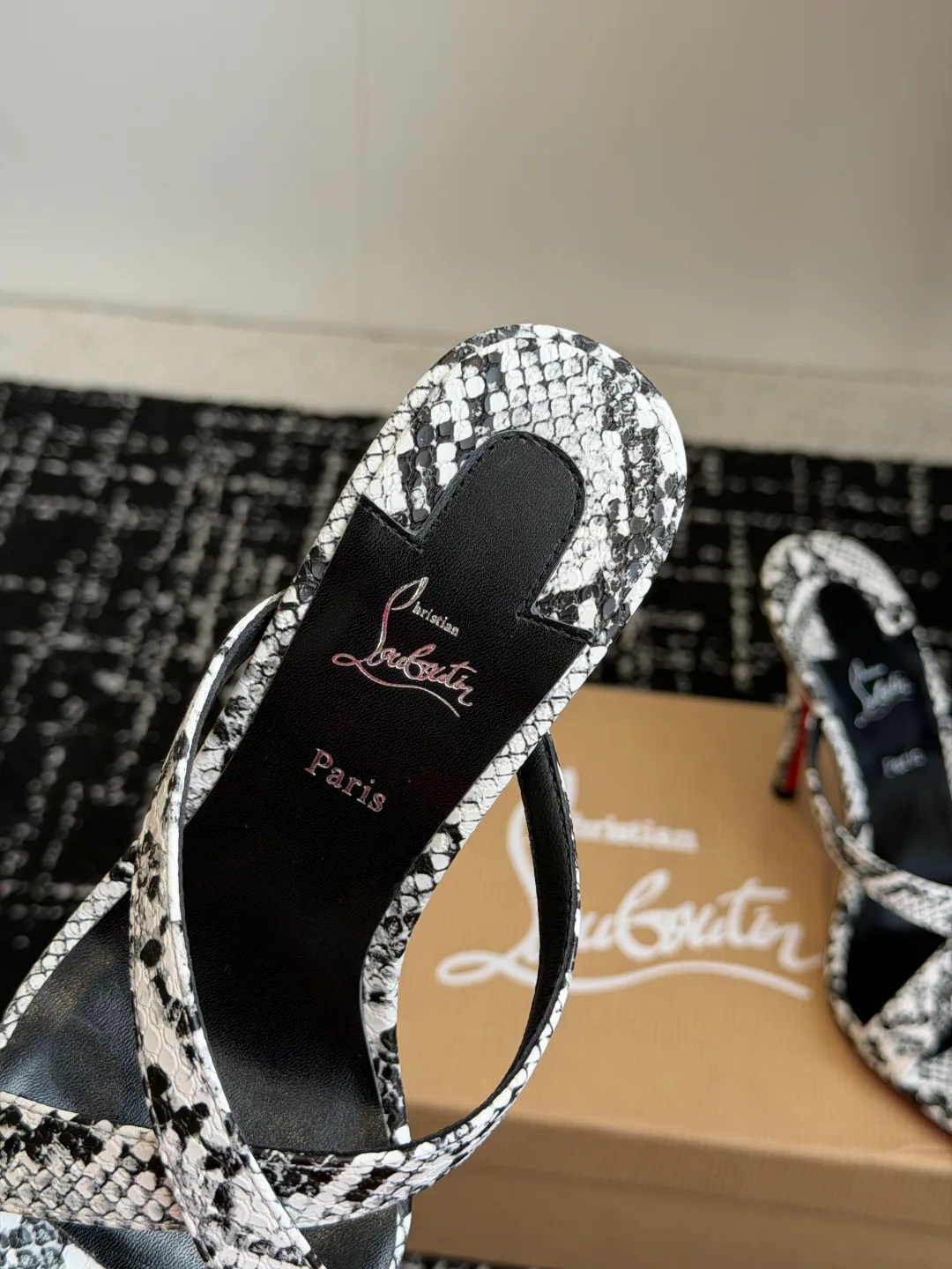 Туфли Женские Christian Louboutin 17936550