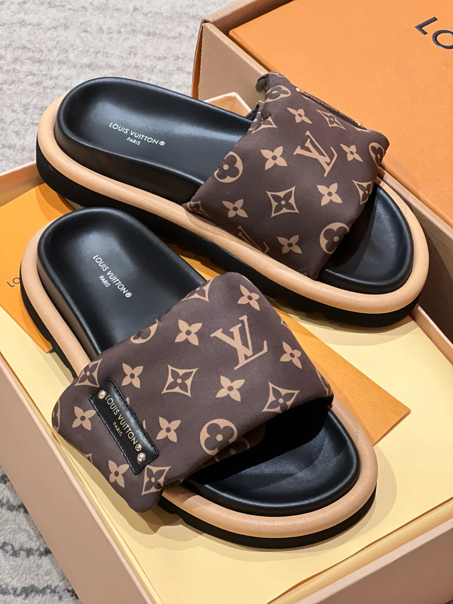 Шлепанцы Женские Louis Vuitton 15357809
