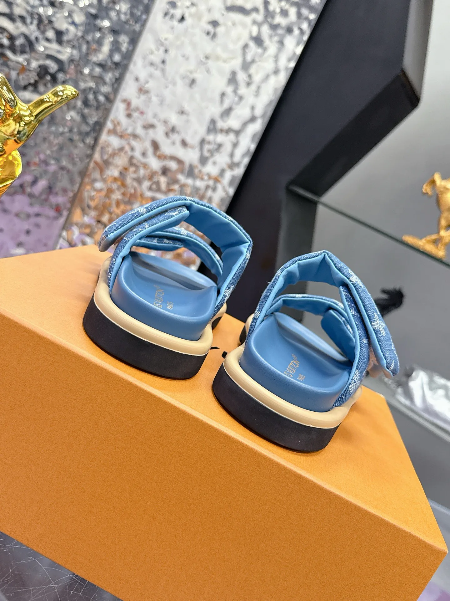 Шлепанцы Женские Louis Vuitton 17530457