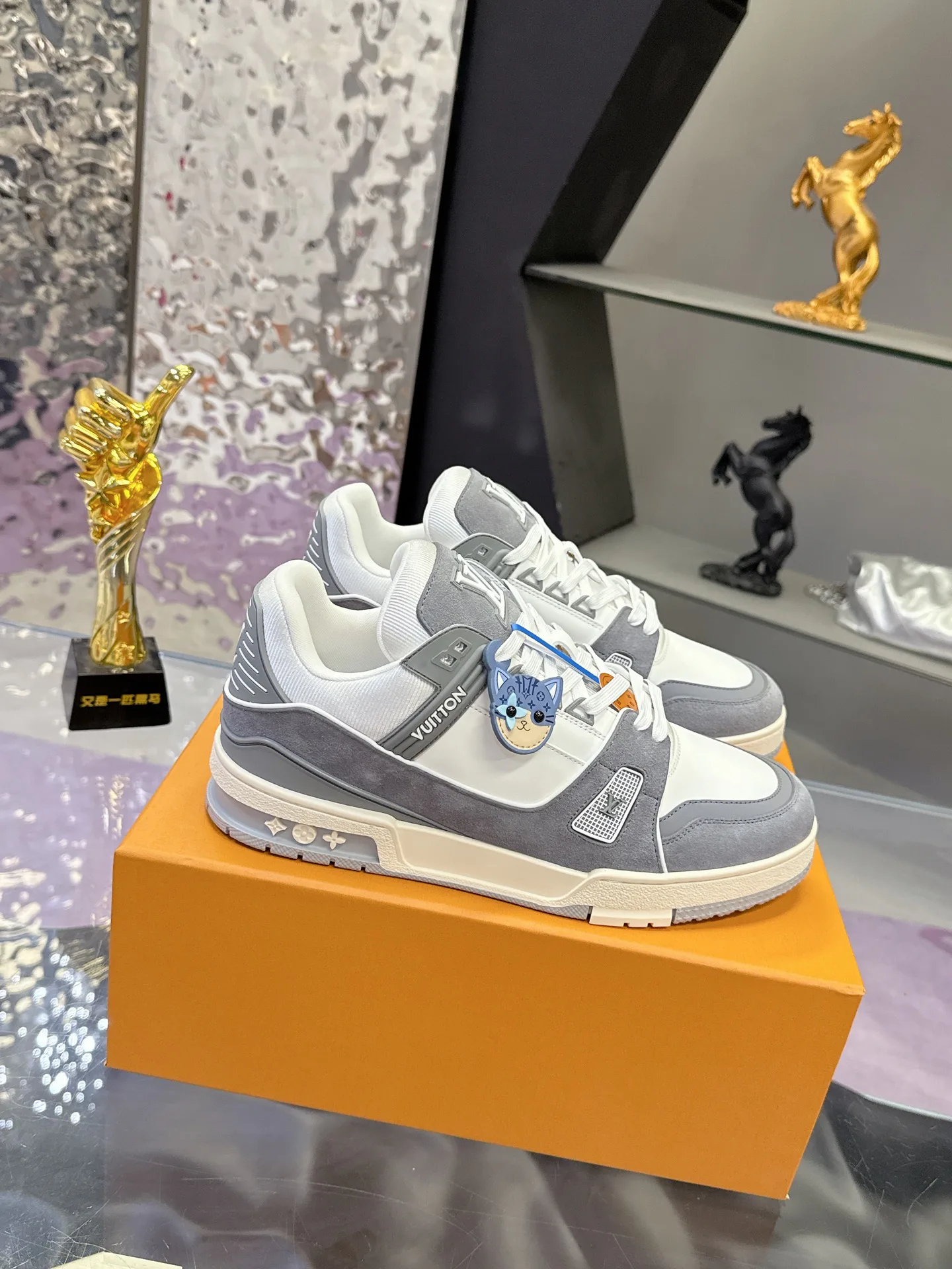 Кроссовки Женские Louis Vuitton 18104016