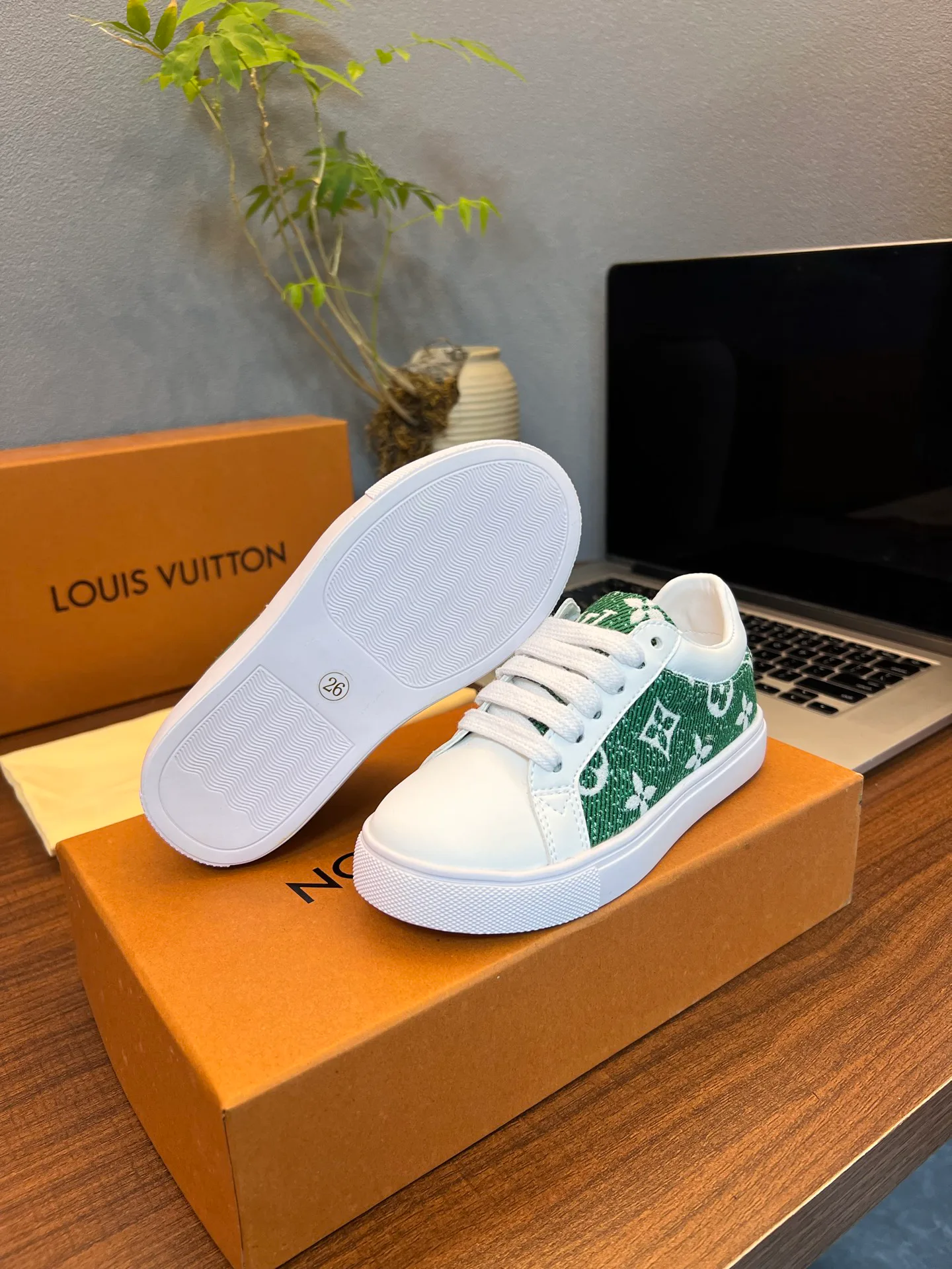 Кроссовки Женские Louis Vuitton 18077539