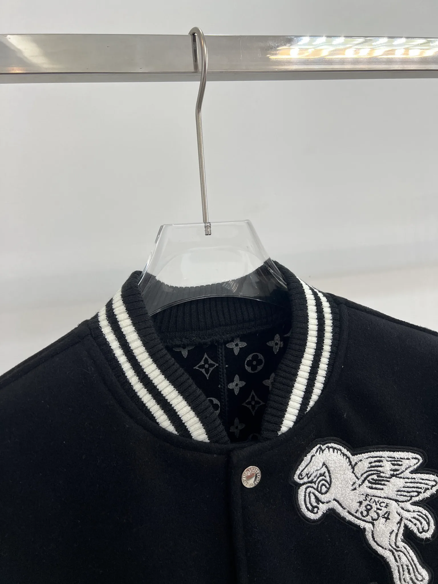 Куртки И Пуховики Женские Louis Vuitton 20699