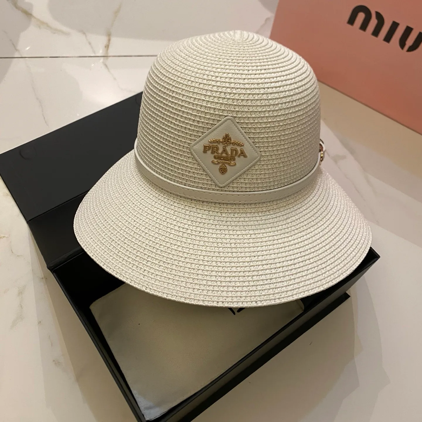Головные Уборы Prada 17498293