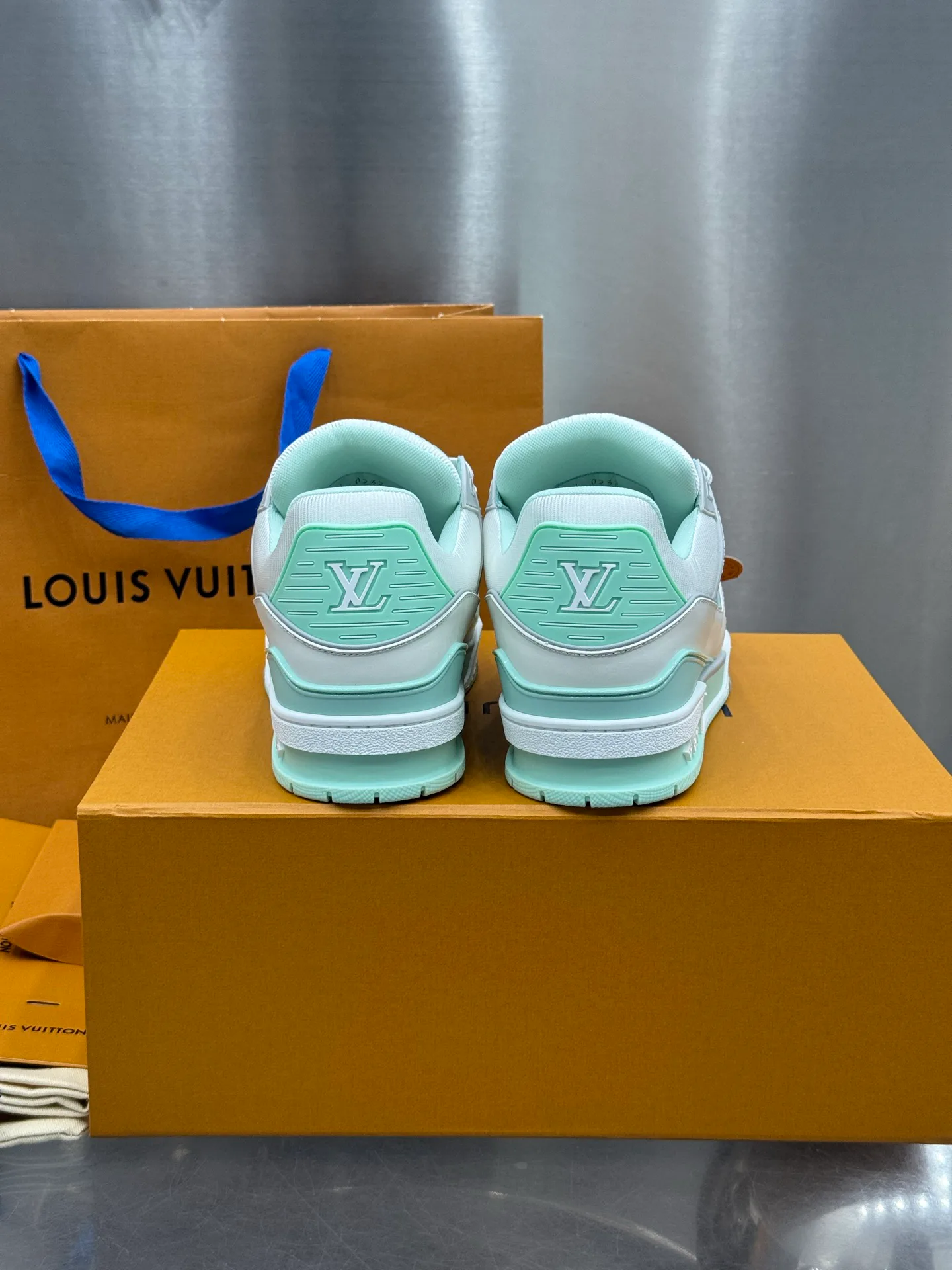 Кроссовки Женские Louis Vuitton 19073335