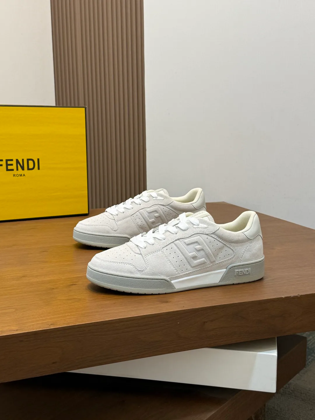 Кроссовки Женские Fendi 18116591