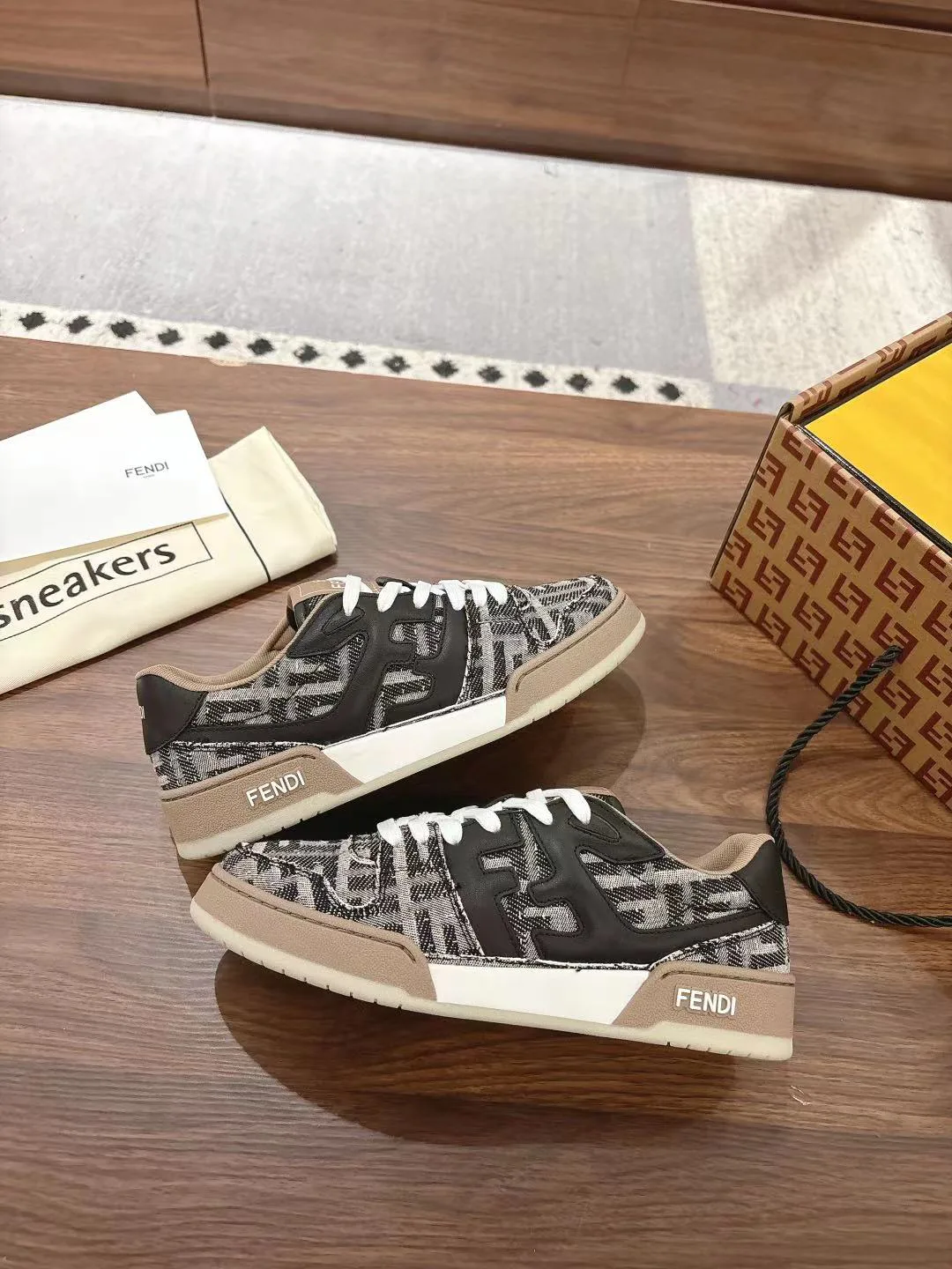 Кроссовки Женские Fendi 18219621