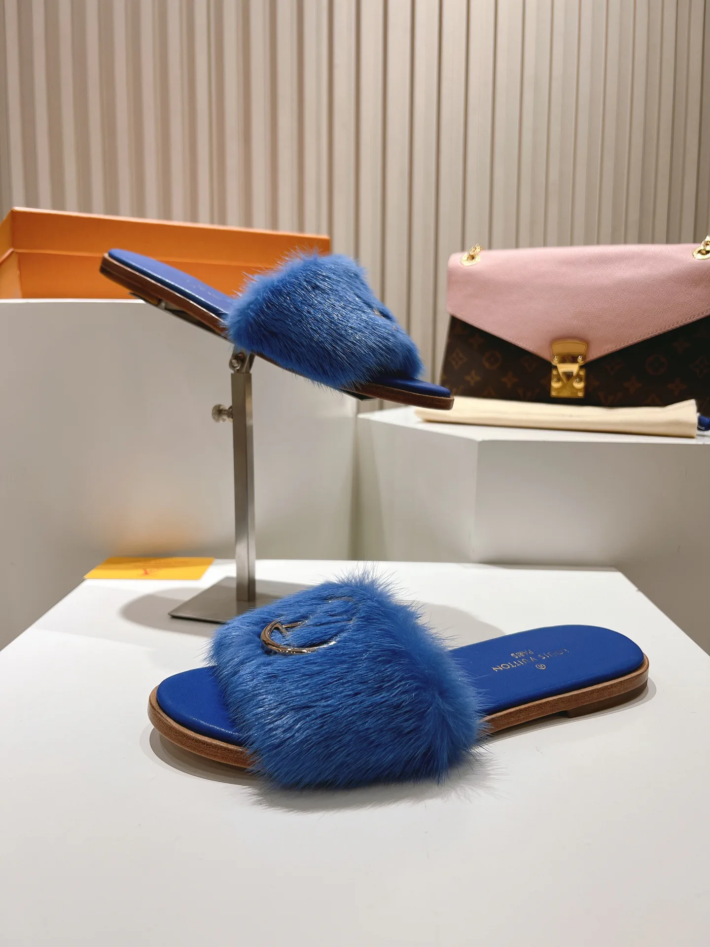 Шлепанцы Женские Louis Vuitton 11190737