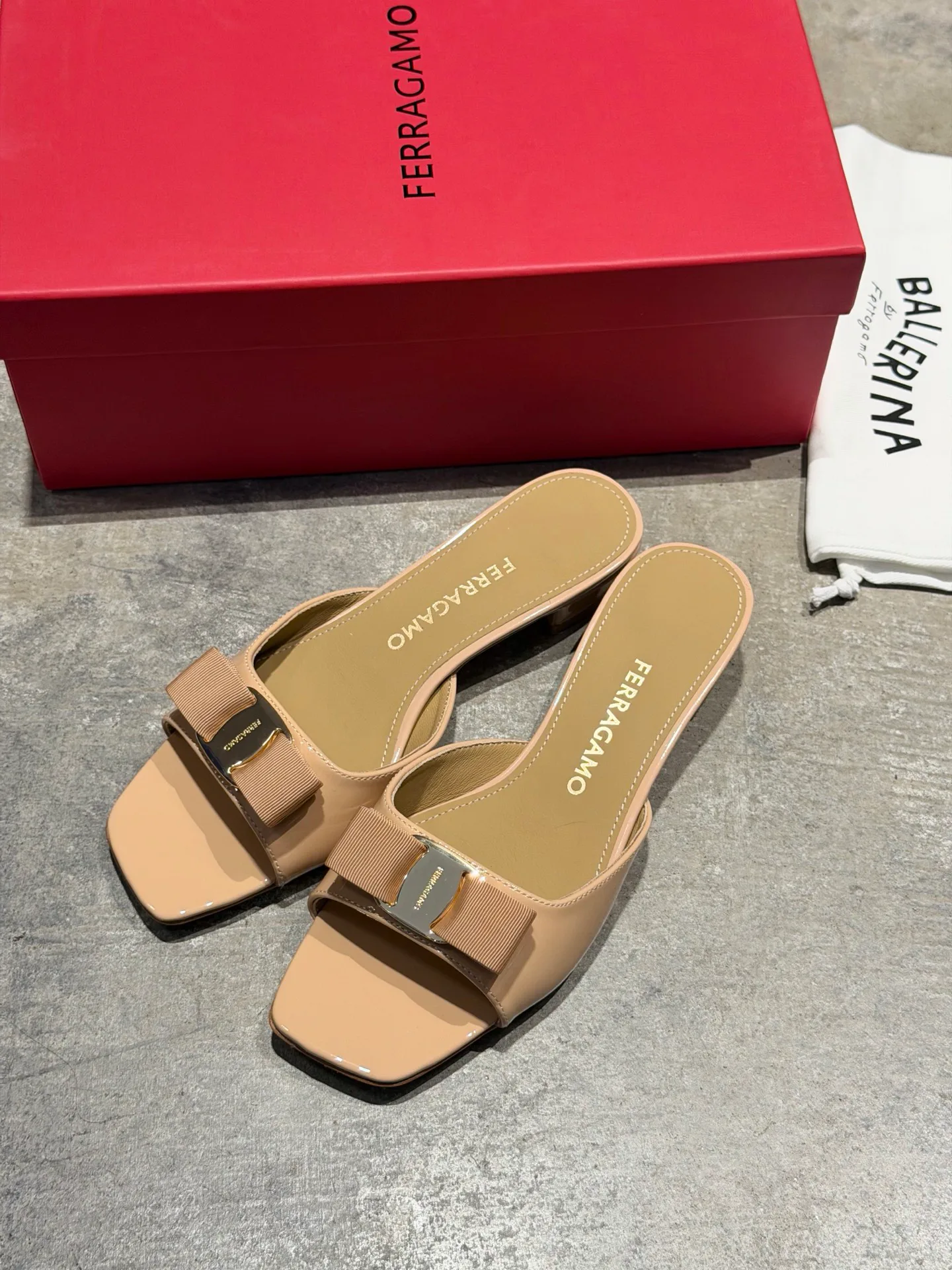 Босоножки Женские Salvatore Ferragamo 17642569