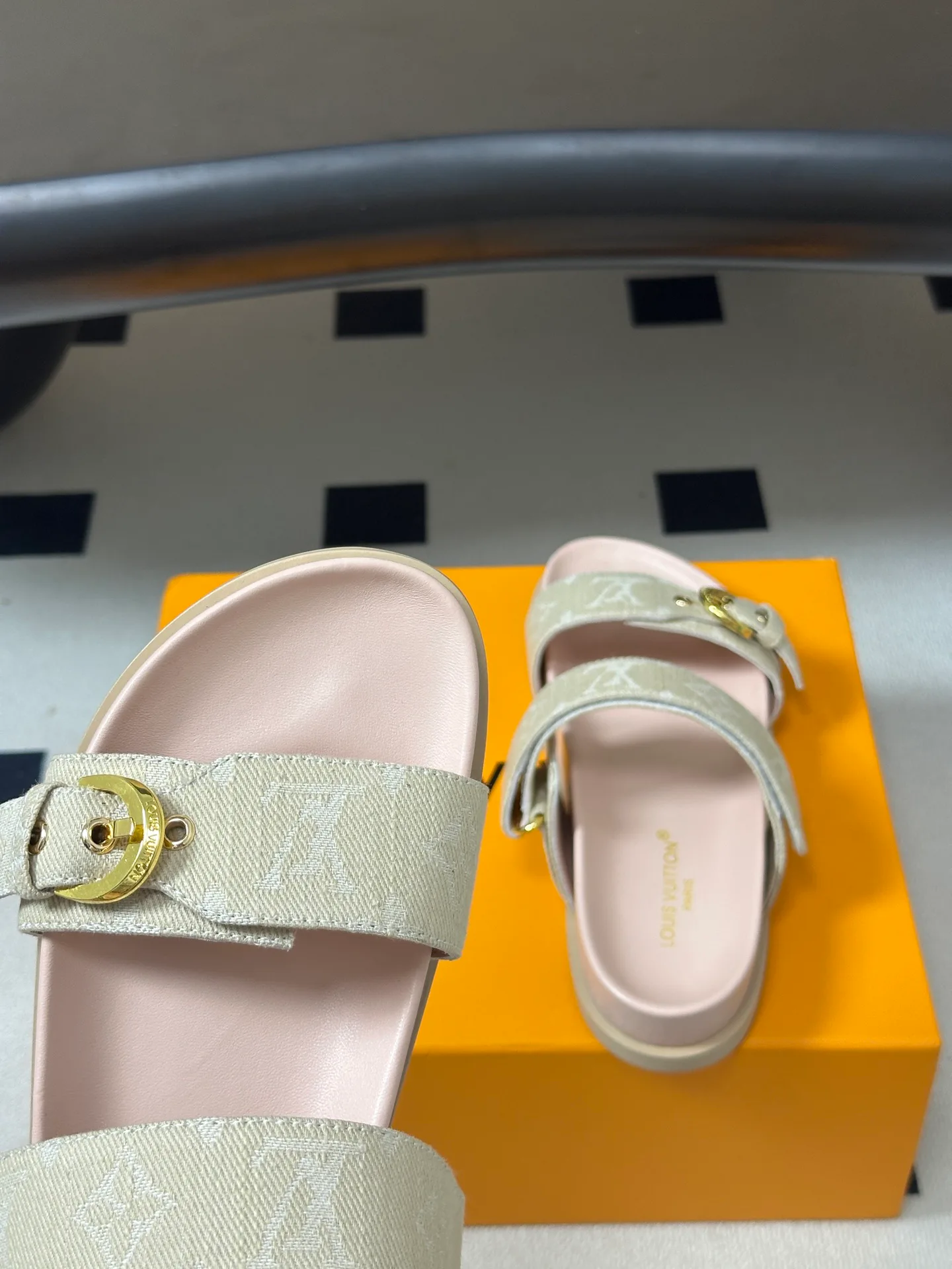 Шлепанцы Женские Louis Vuitton 18049598