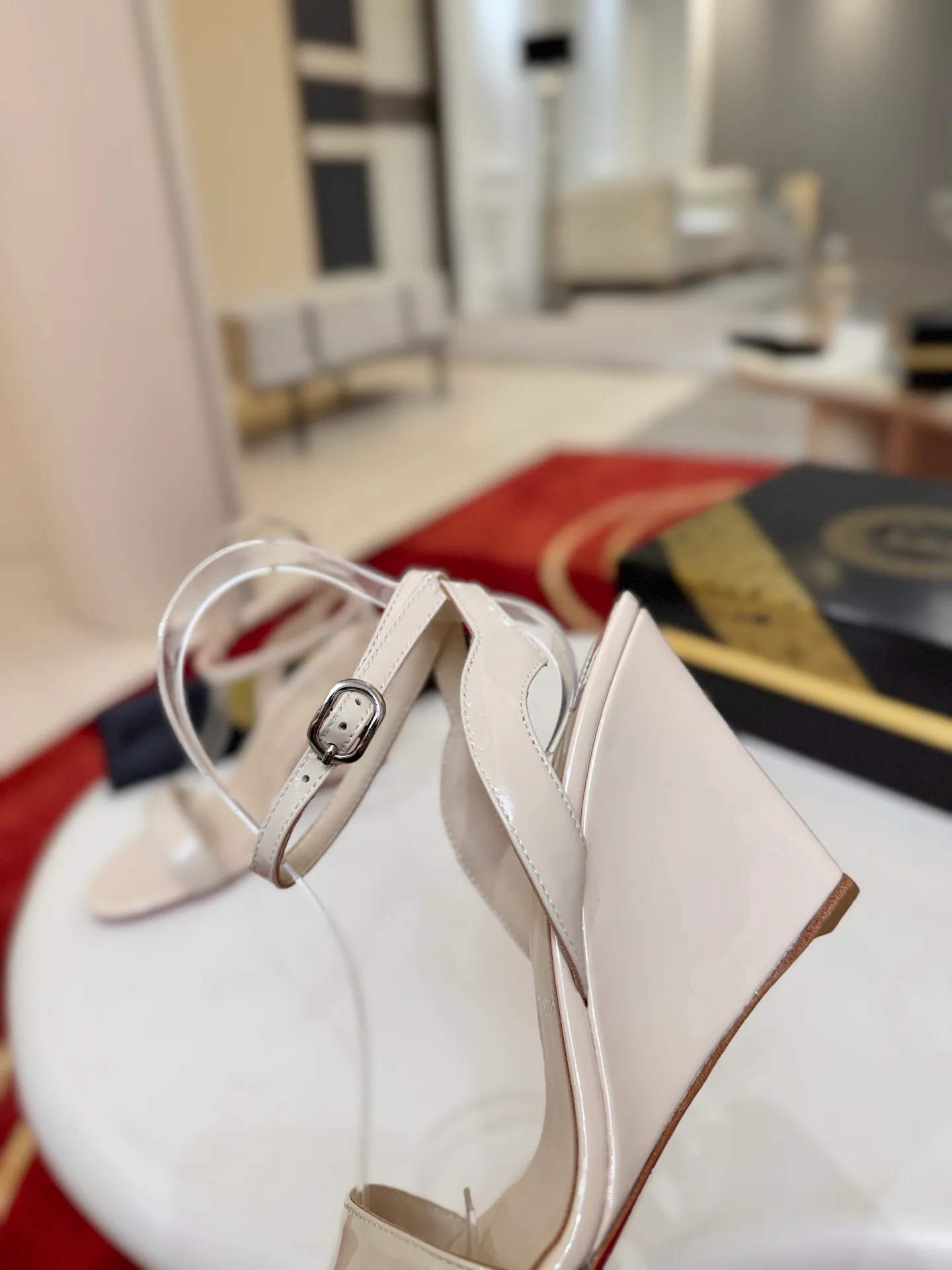 Босоножки Женские Christian Louboutin 18500925