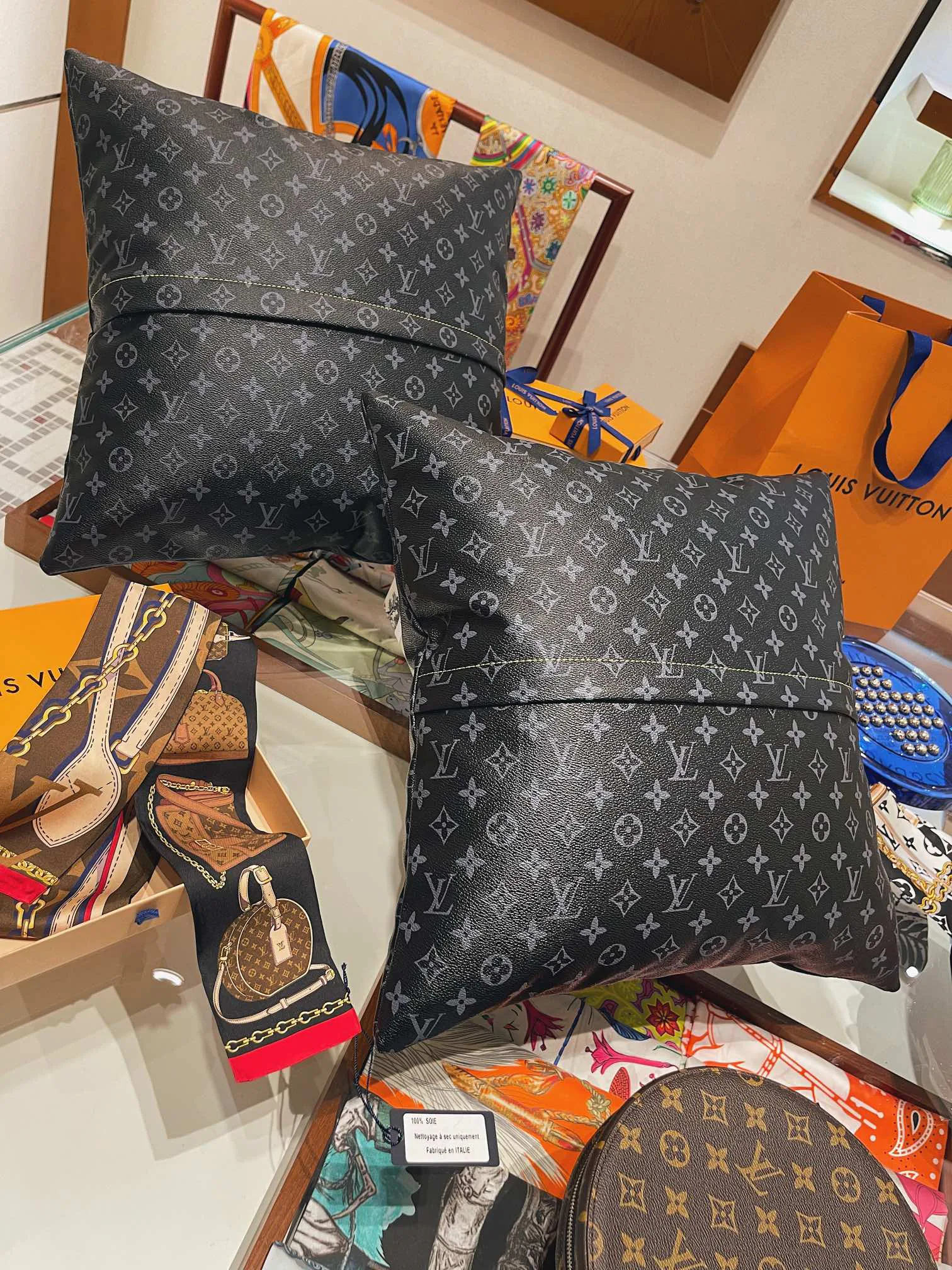 Текстиль Louis Vuitton 18222632