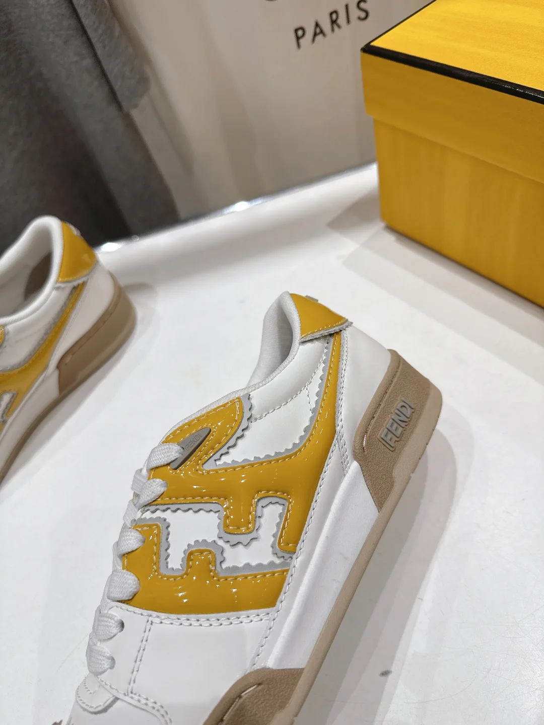Кроссовки Женские Fendi 17908430