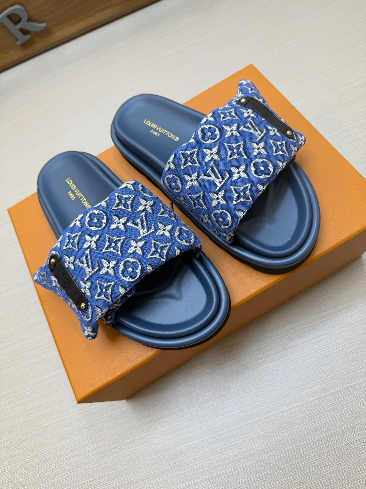 Шлепанцы Женские Louis Vuitton 18011828