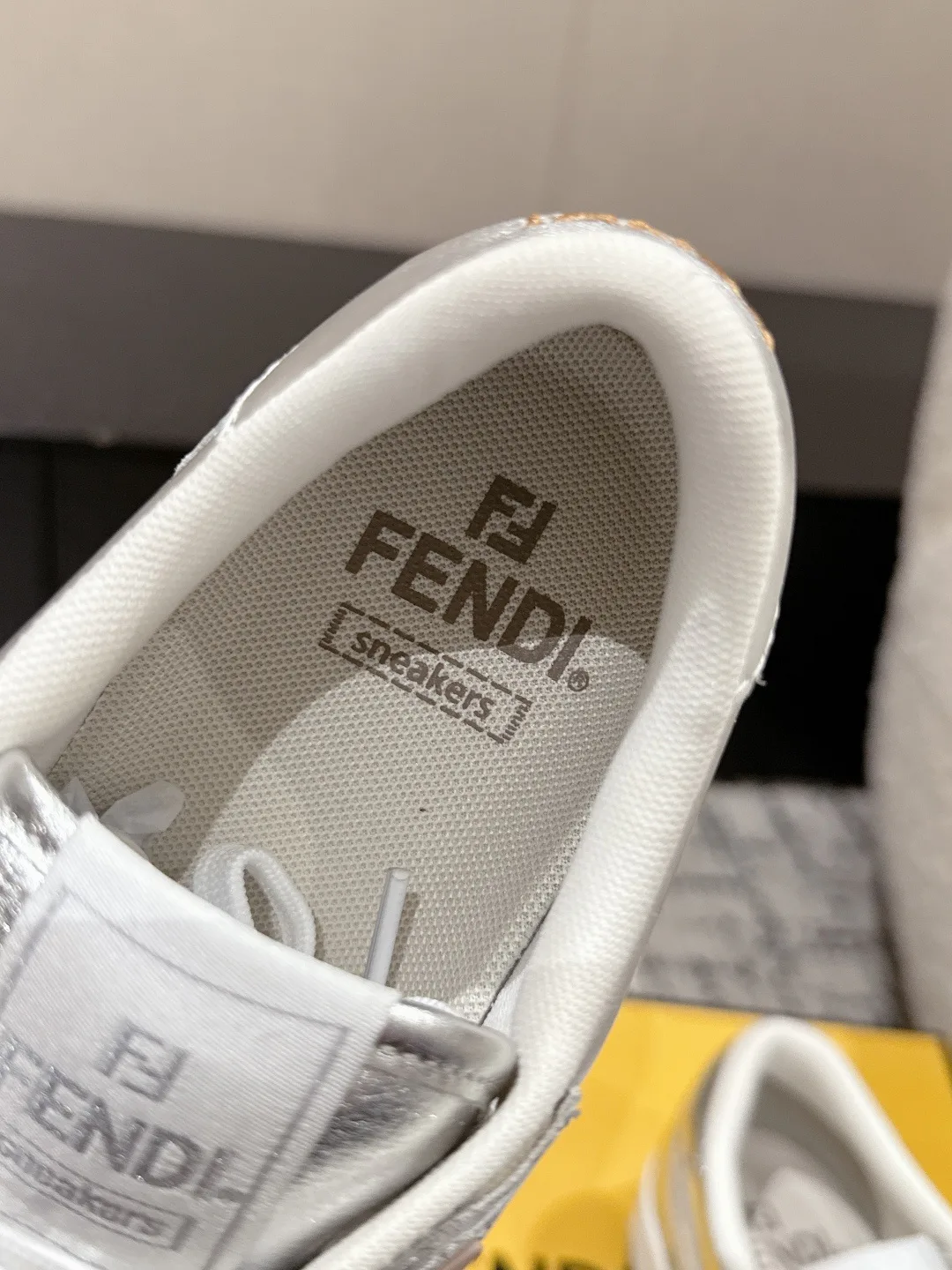Кроссовки Женские Fendi 11567554