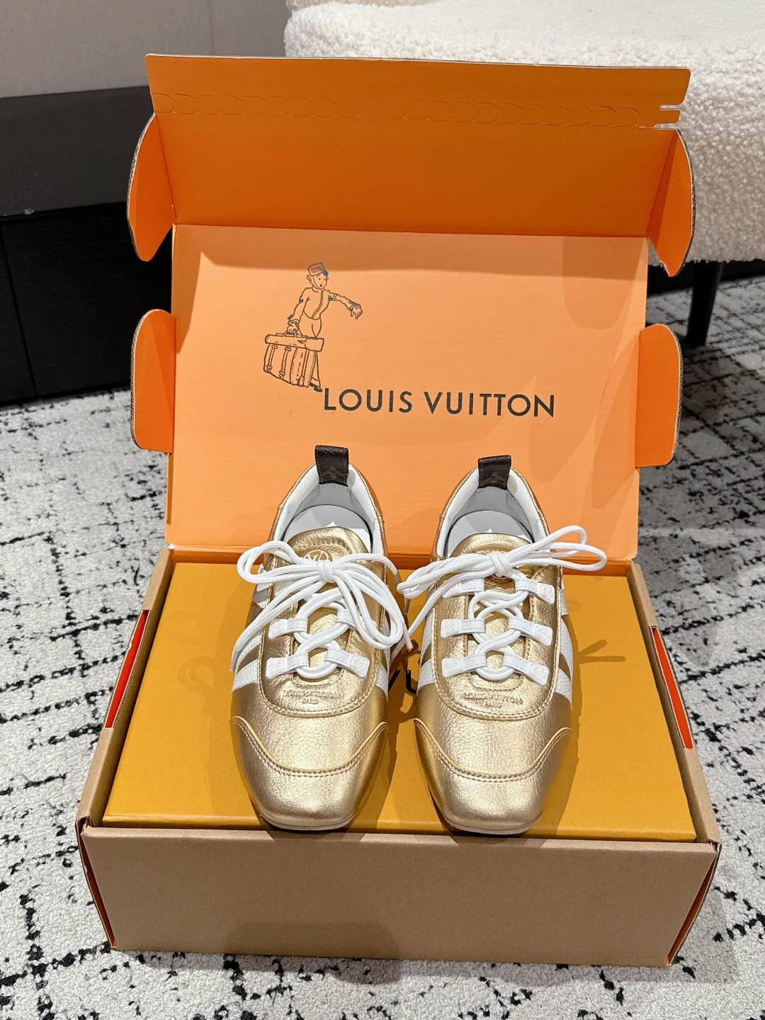 Кроссовки Женские Louis Vuitton 18409705