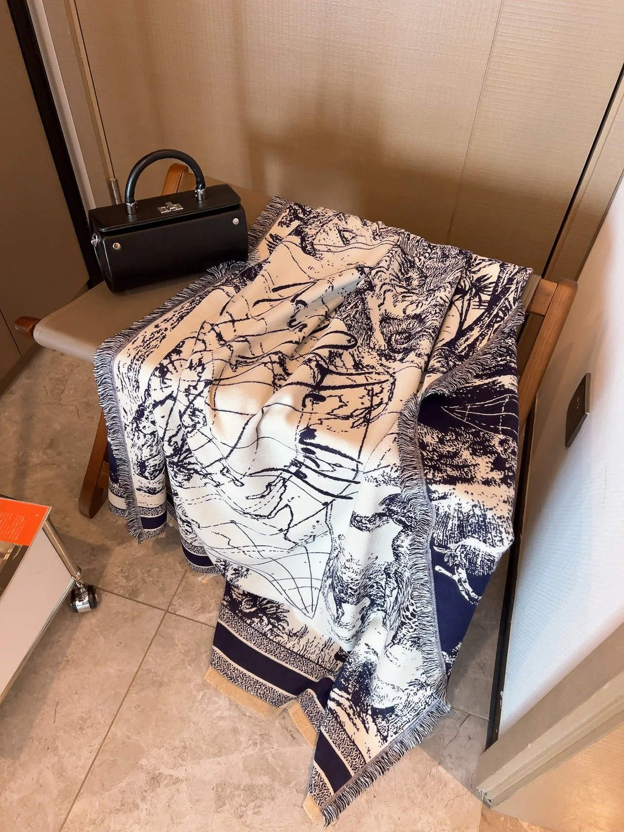Шарфы Christian Dior 18322635