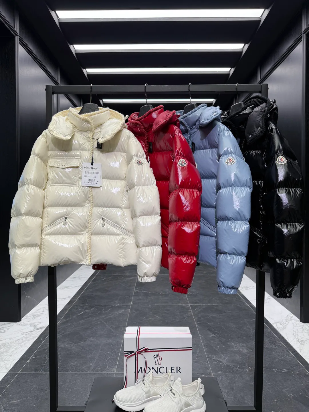 Куртки И Пуховики Женские Moncler 18689140