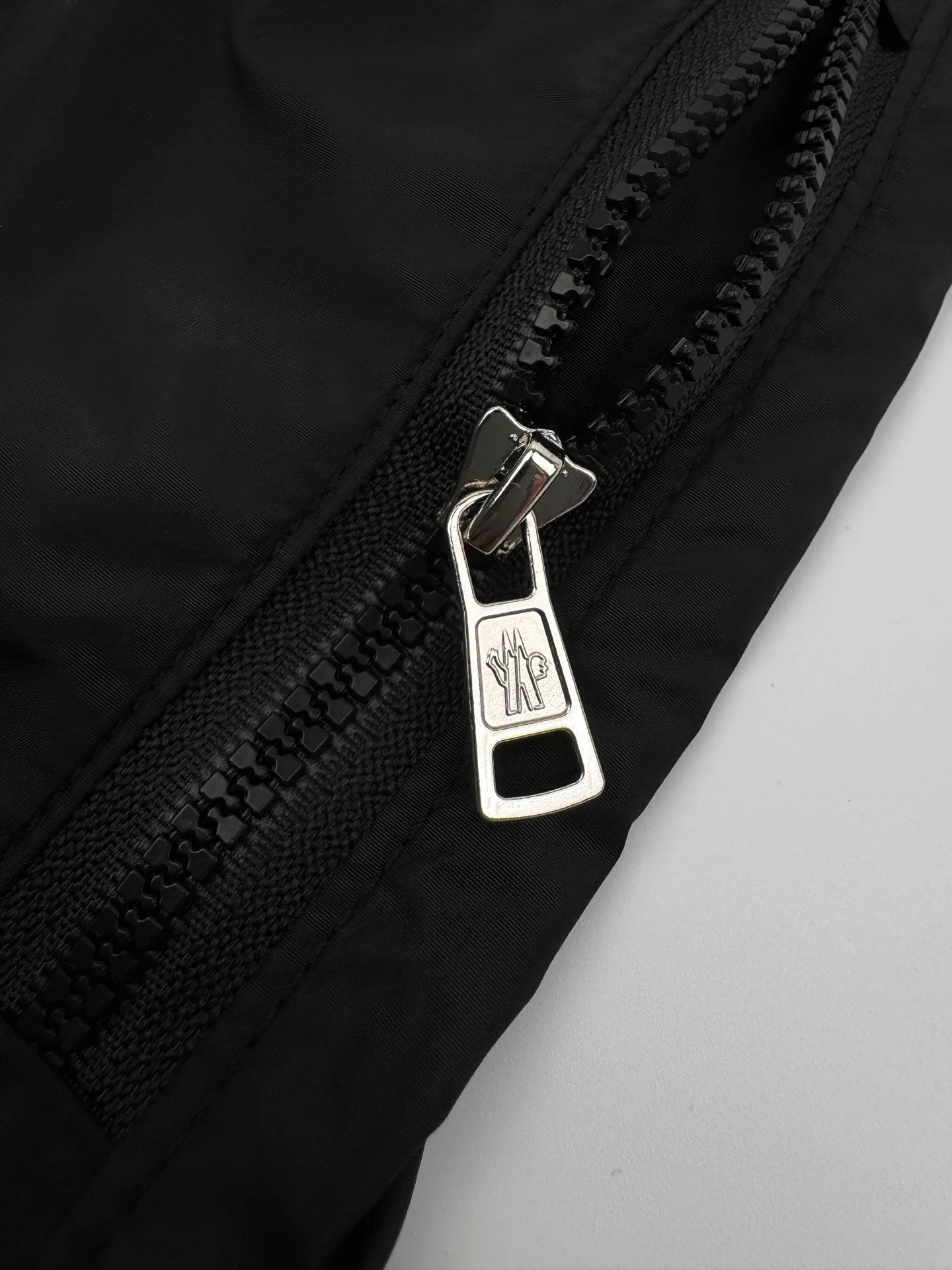 Шорты Женские Moncler 12757050