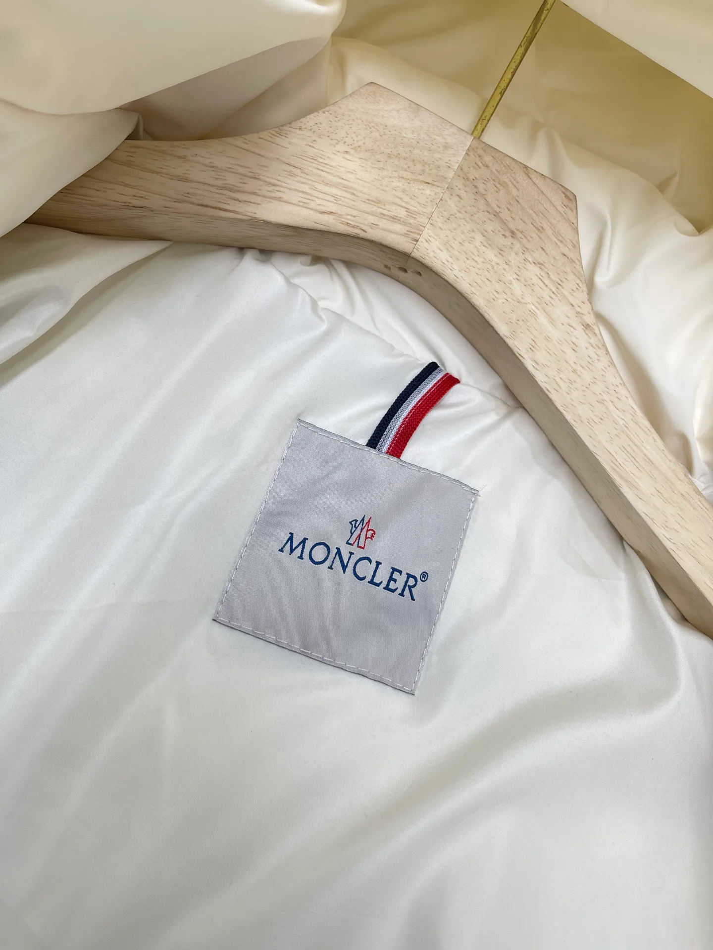 Куртки И Пуховики Женские Moncler 5379383