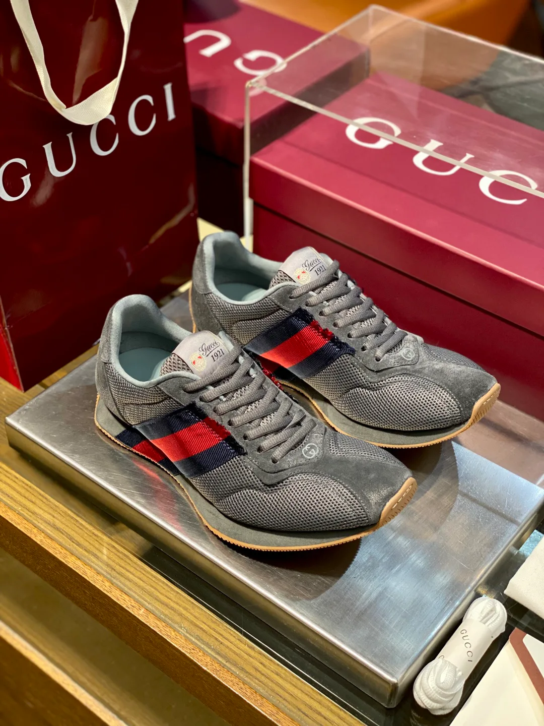 Кроссовки Женские Gucci 18119355