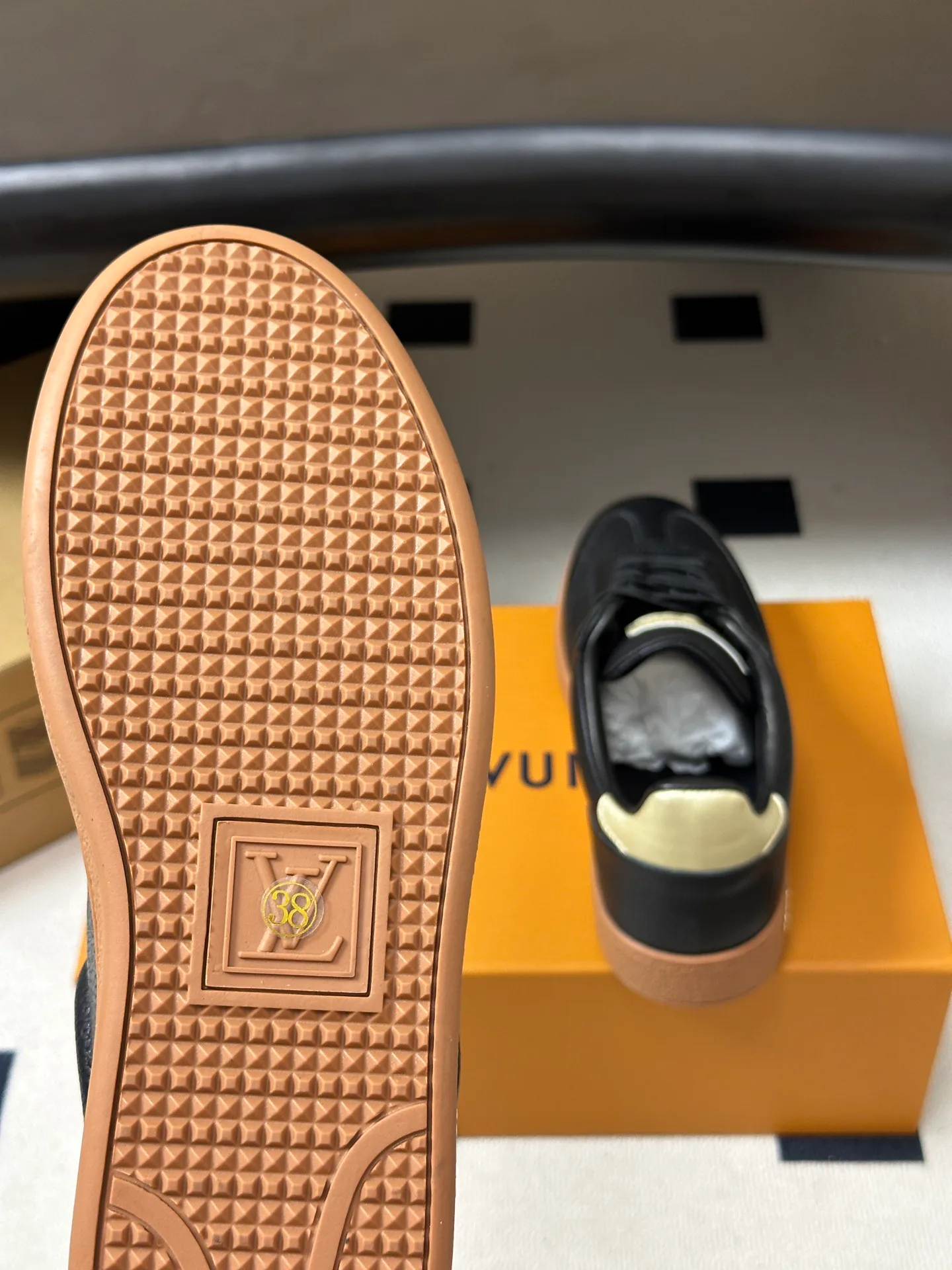 Кроссовки Женские Louis Vuitton 18340951