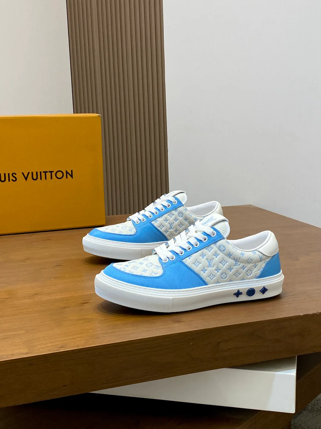 Кроссовки Мужские Louis Vuitton 18078963