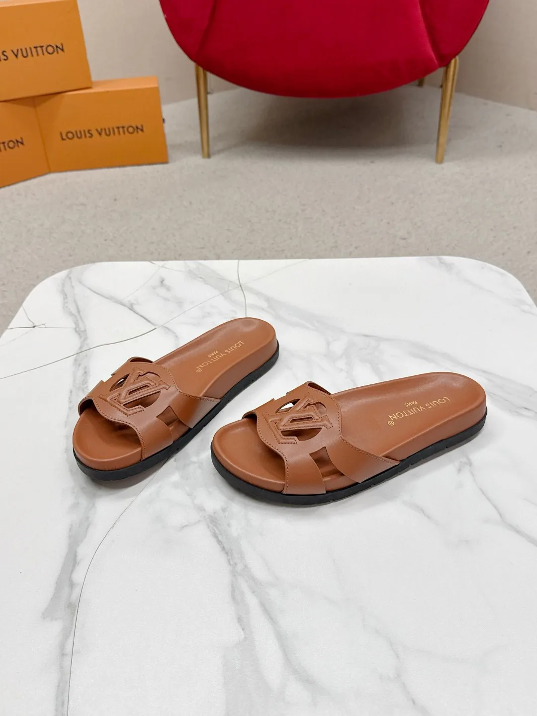 Шлепанцы Женские Louis Vuitton 18235710