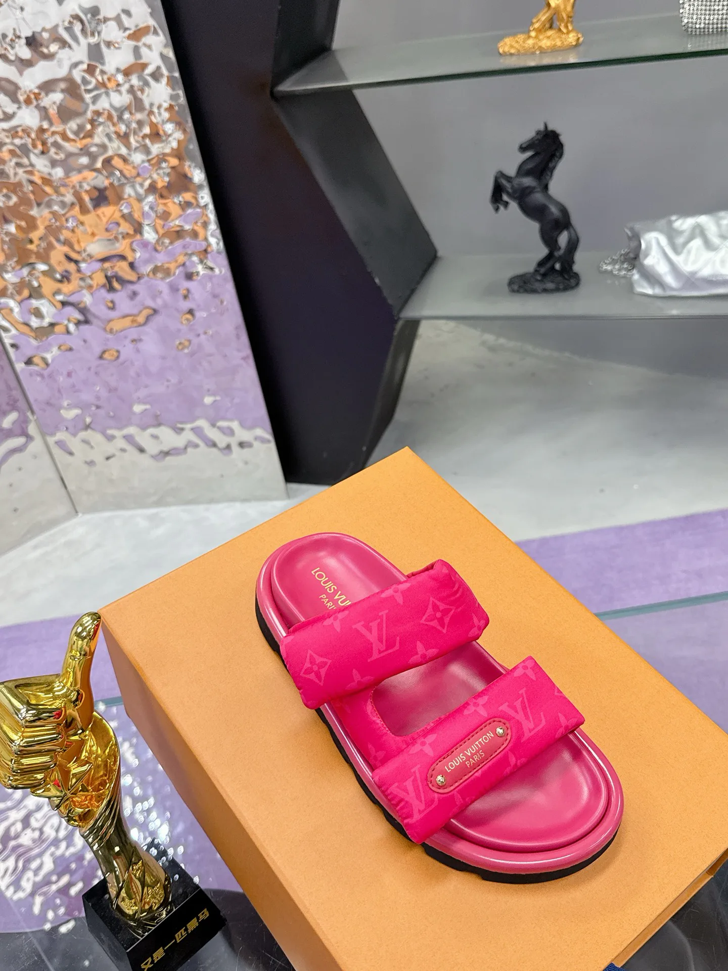 Шлепанцы Женские Louis Vuitton 17530460