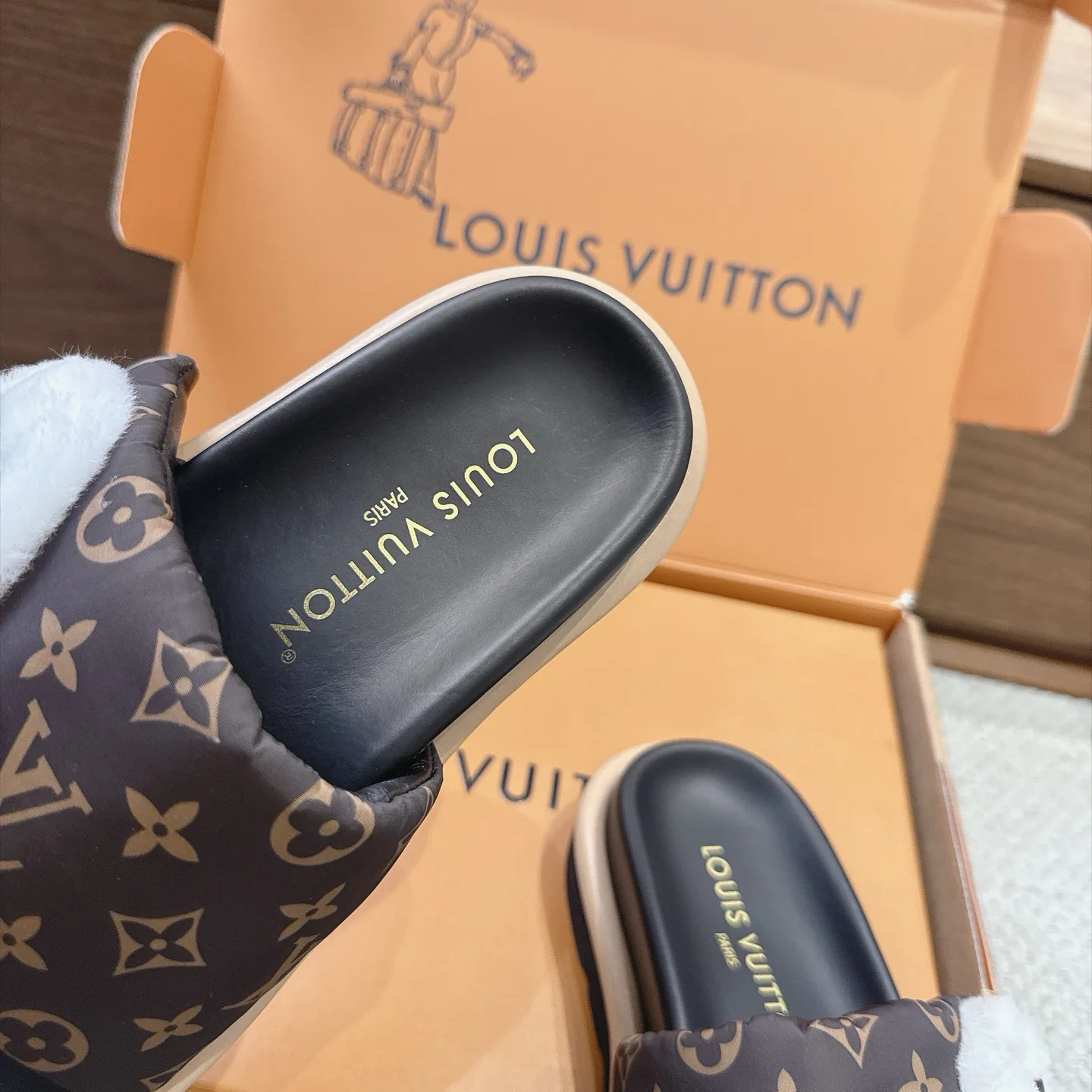 Шлепанцы Женские Louis Vuitton 18025805