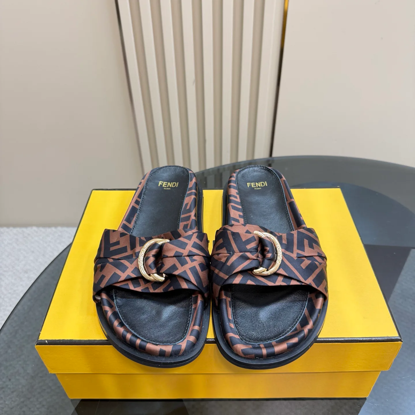 Шлепанцы Женские Fendi 23410