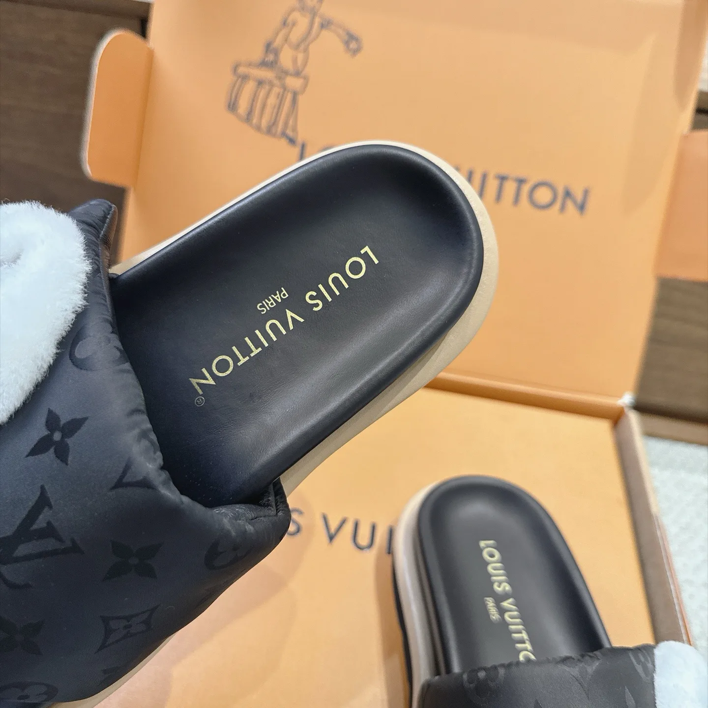 Шлепанцы Женские Louis Vuitton 18025803