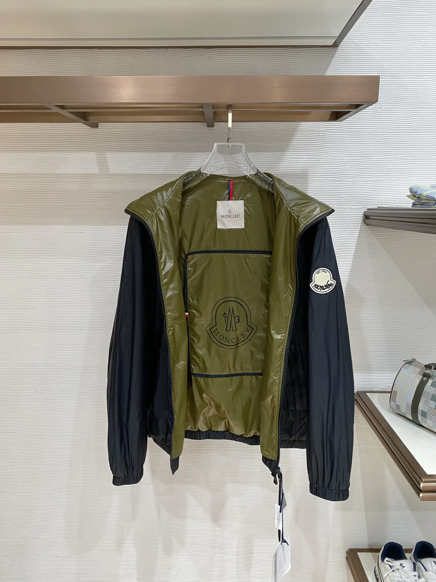 Куртки И Пуховики Мужские Moncler 11504060