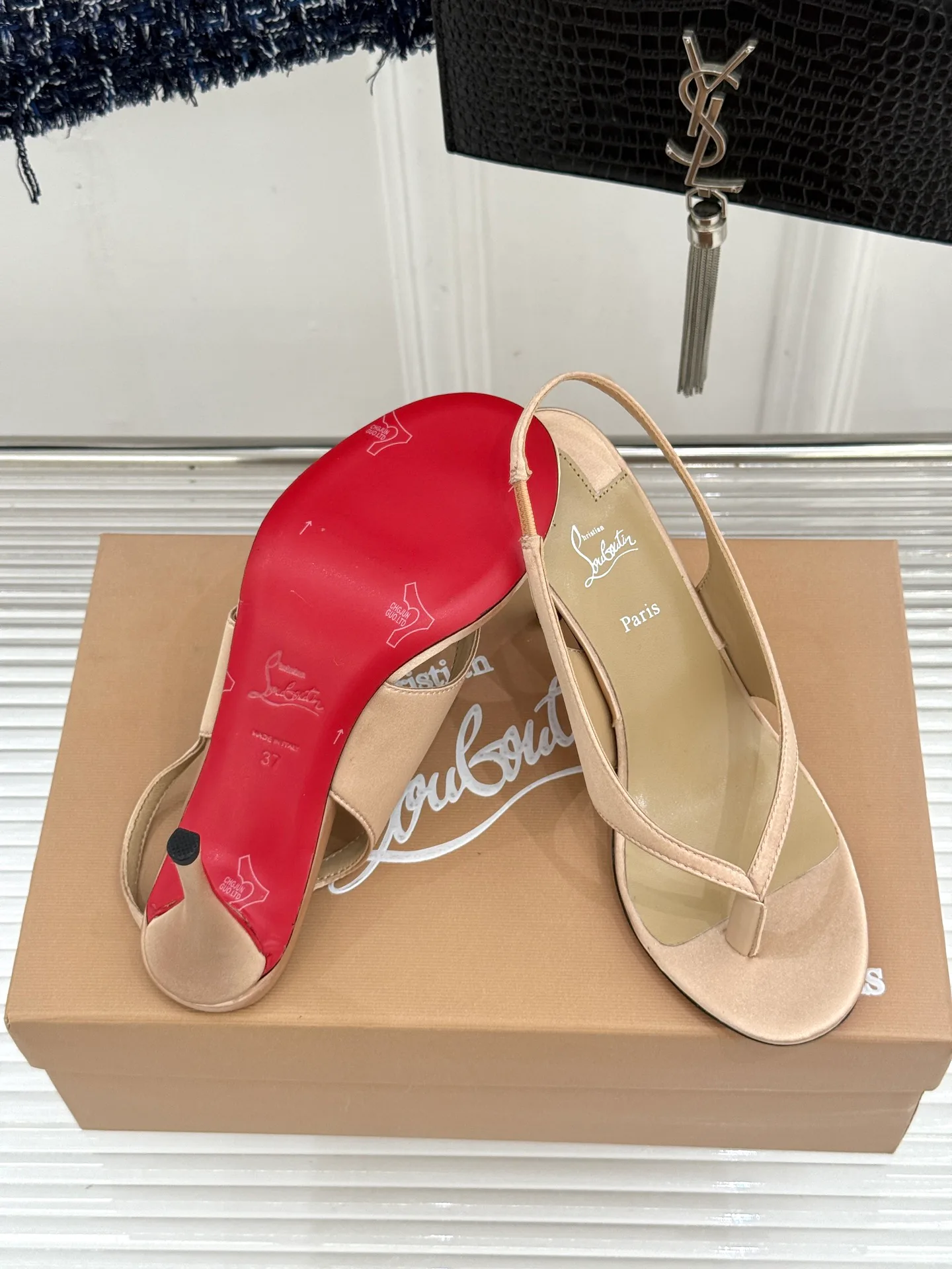 Босоножки Женские Christian Louboutin 18549071