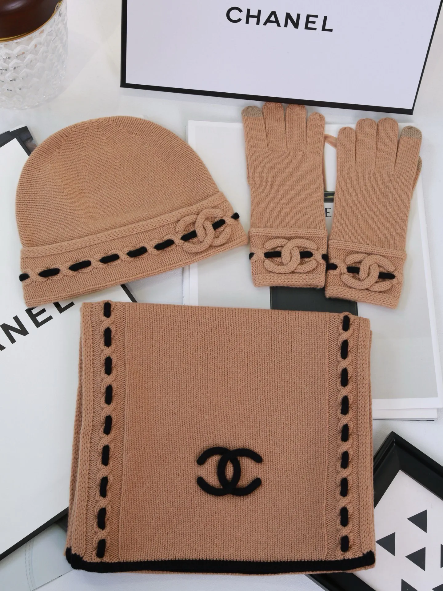 Головные Уборы Chanel 18427045