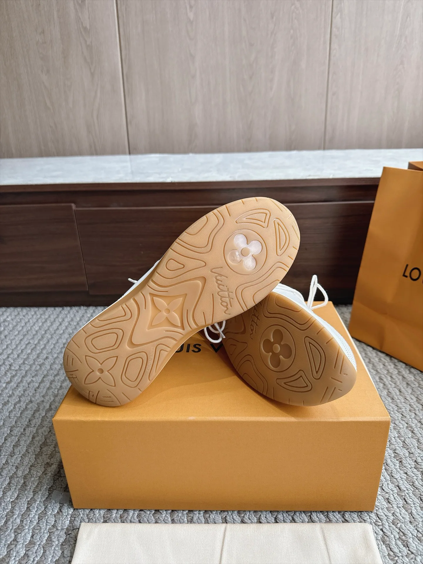 Кроссовки Женские Louis Vuitton 18333245