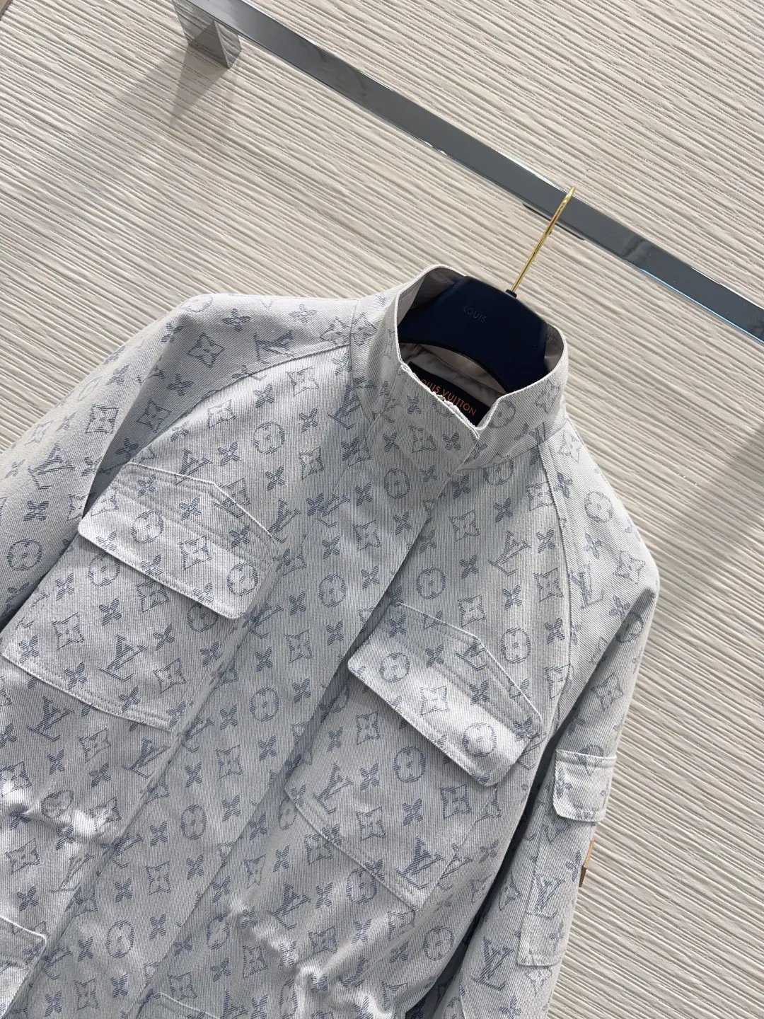 Куртки И Пуховики Женские Louis Vuitton 18689777