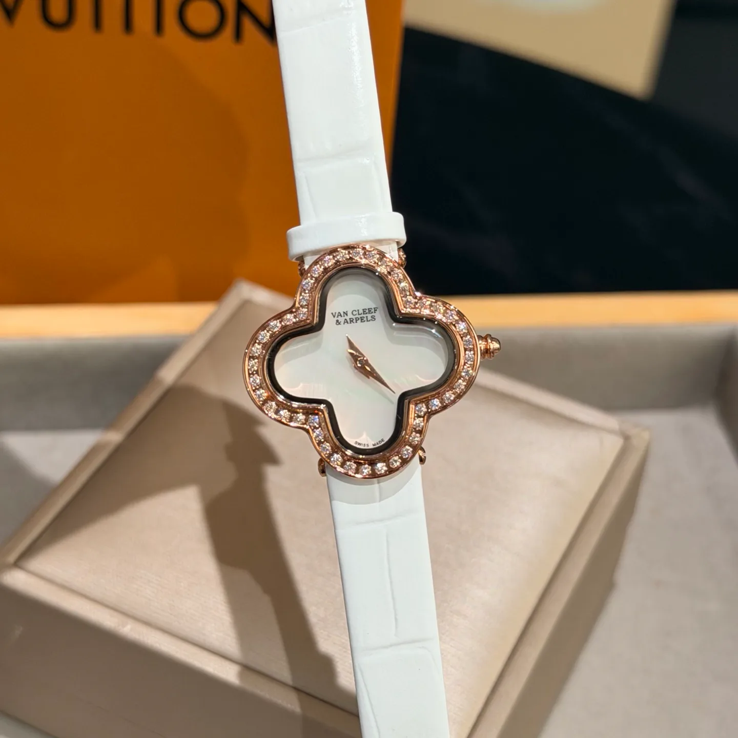 Часы Женские Van Cleef & Arpels 18362058
