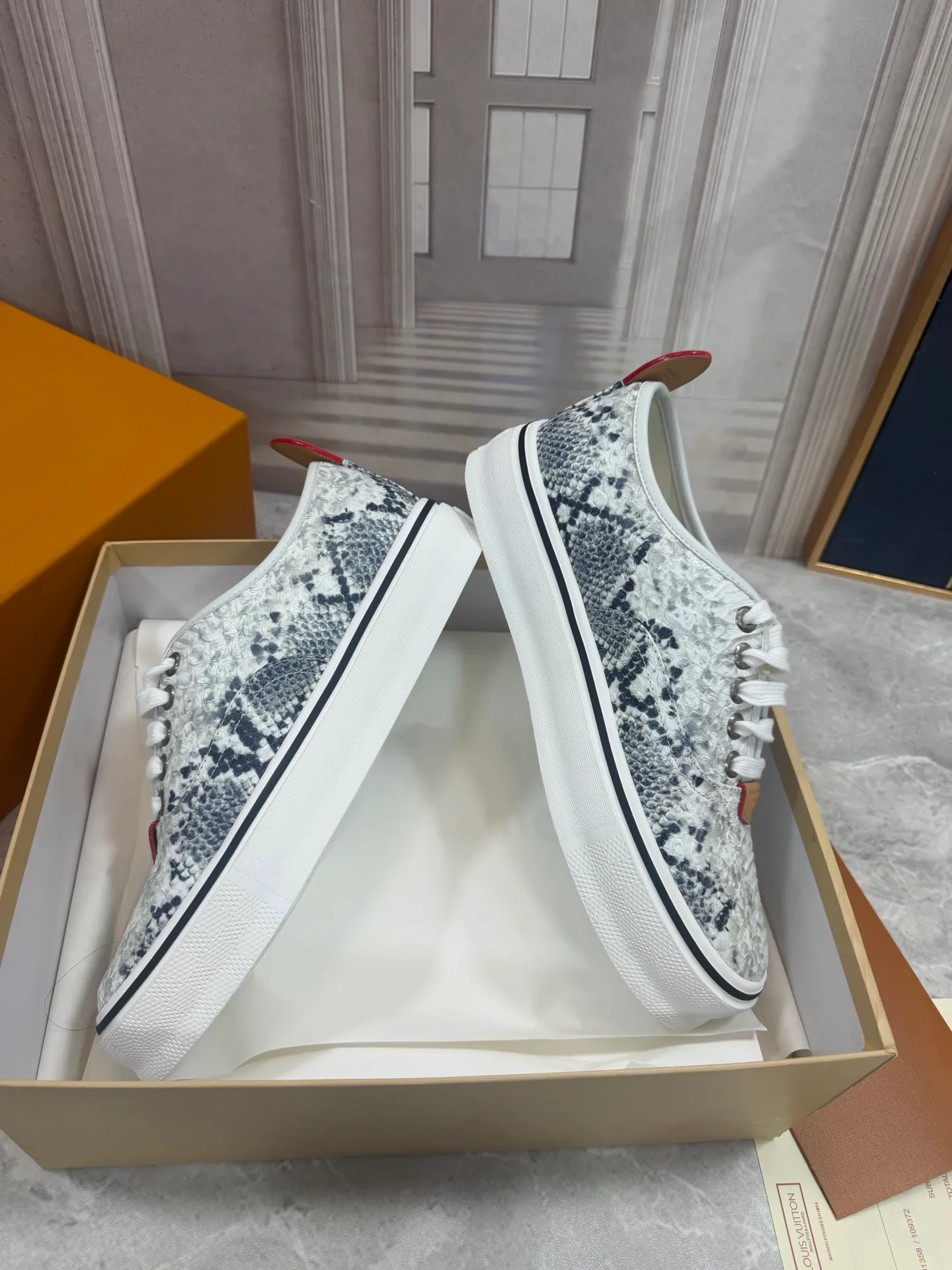 Кроссовки Мужские Louis Vuitton 18190052
