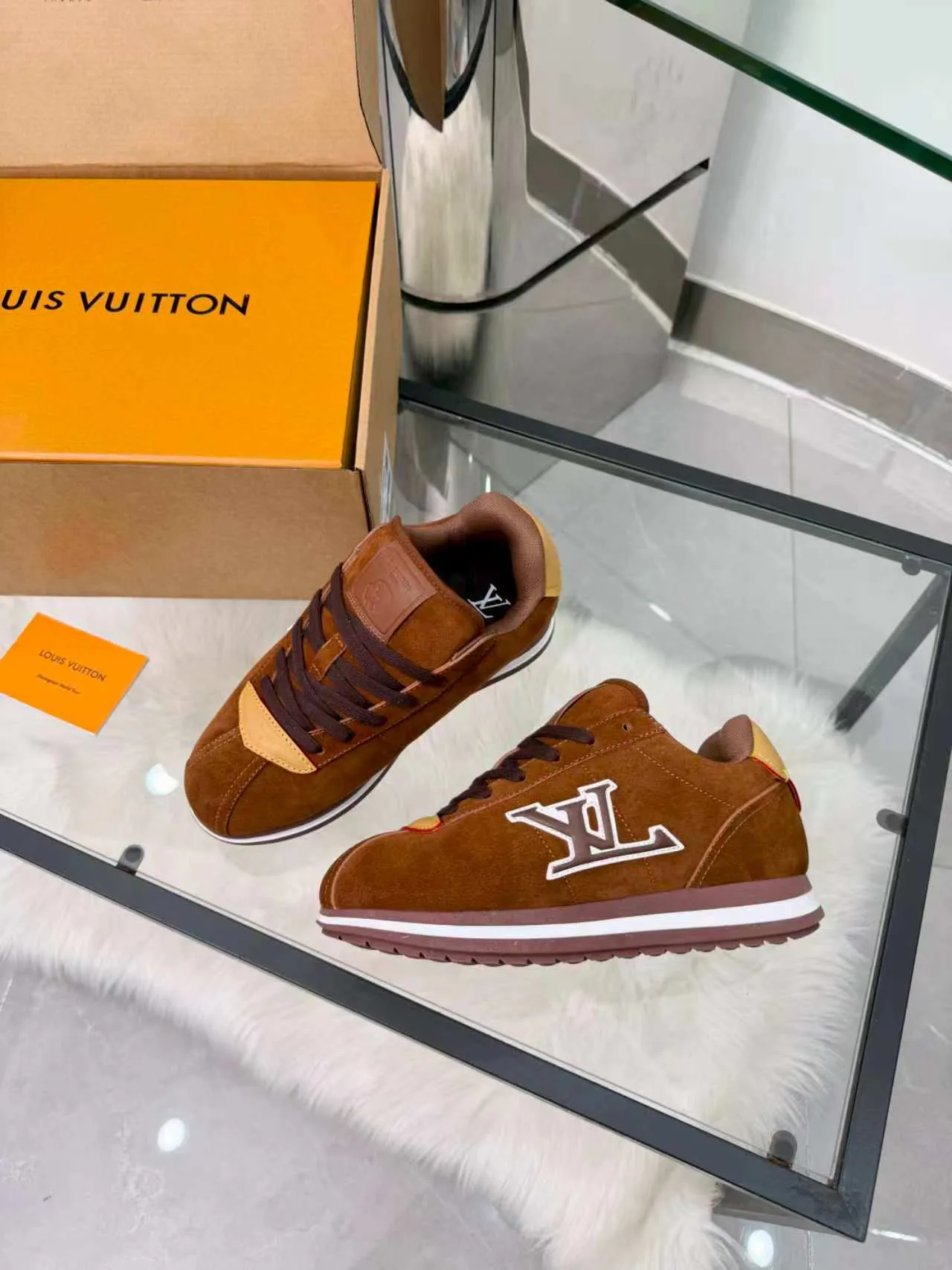 Кроссовки Женские Louis Vuitton 18417396