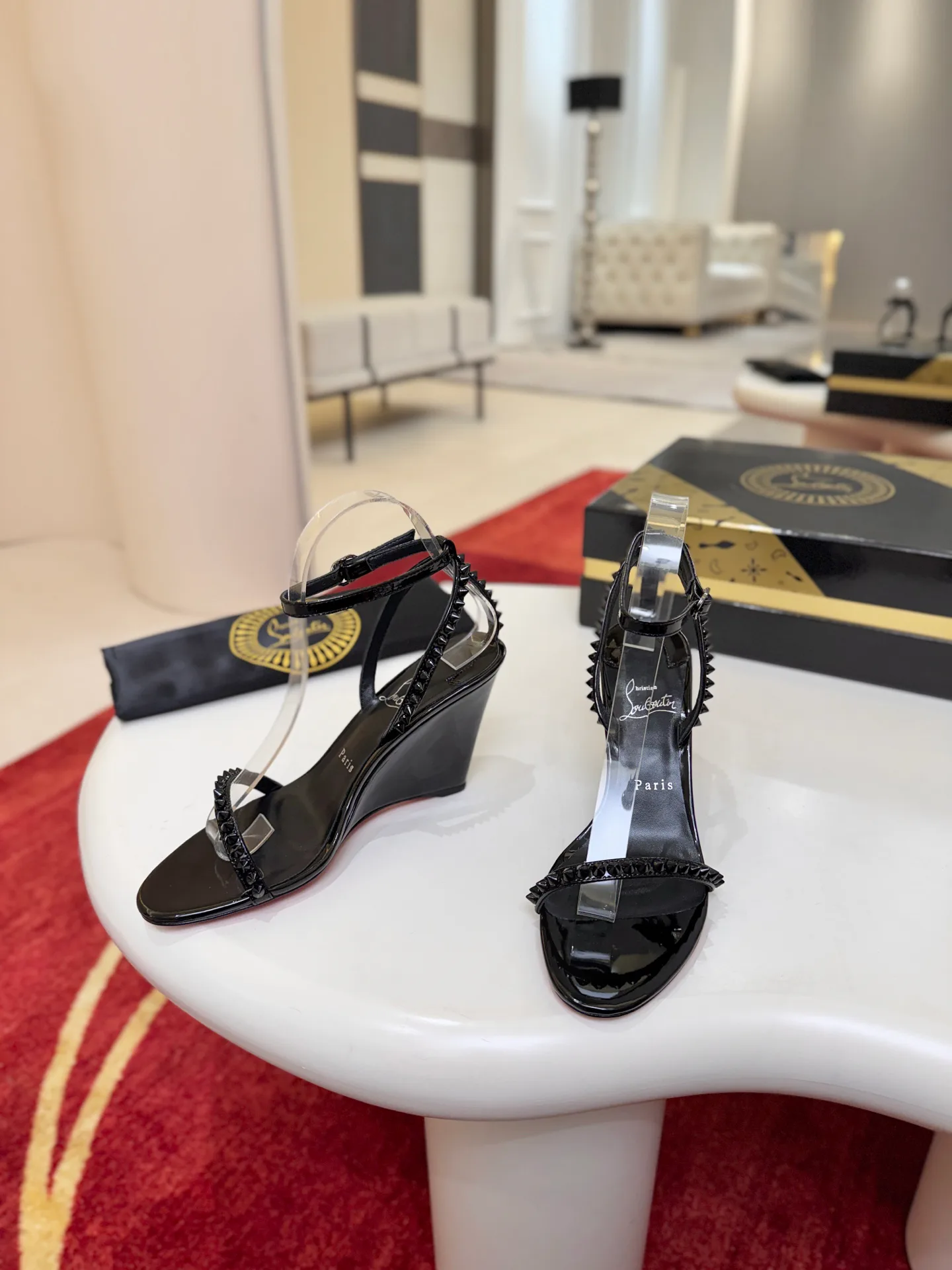 Босоножки Женские Christian Louboutin 18500921