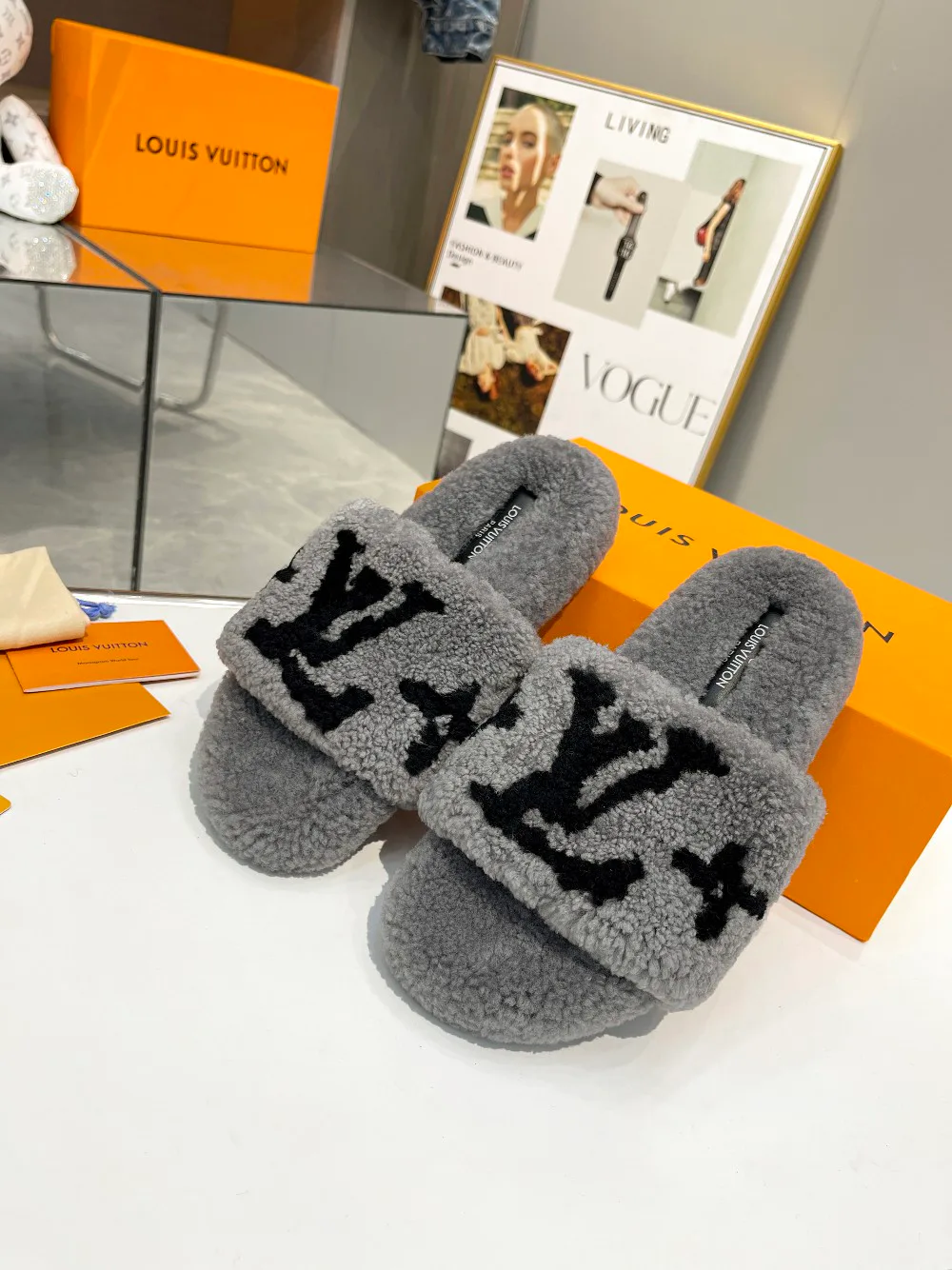 Тапочки Женские Louis Vuitton 18366824