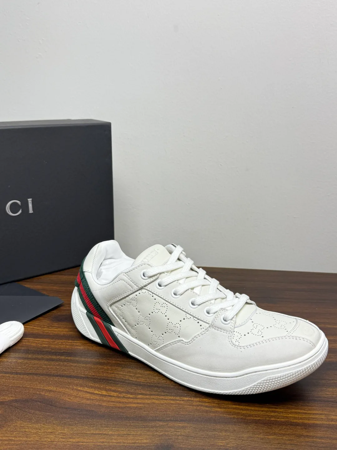 Кроссовки Женские Gucci 18943071