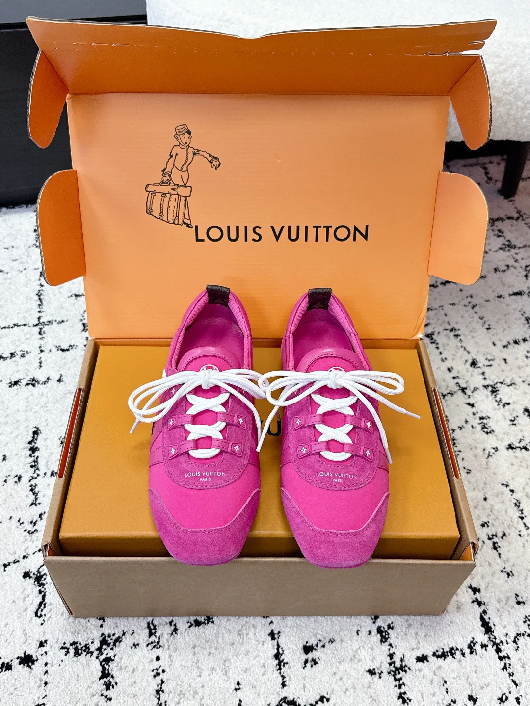Кроссовки Женские Louis Vuitton 18409677