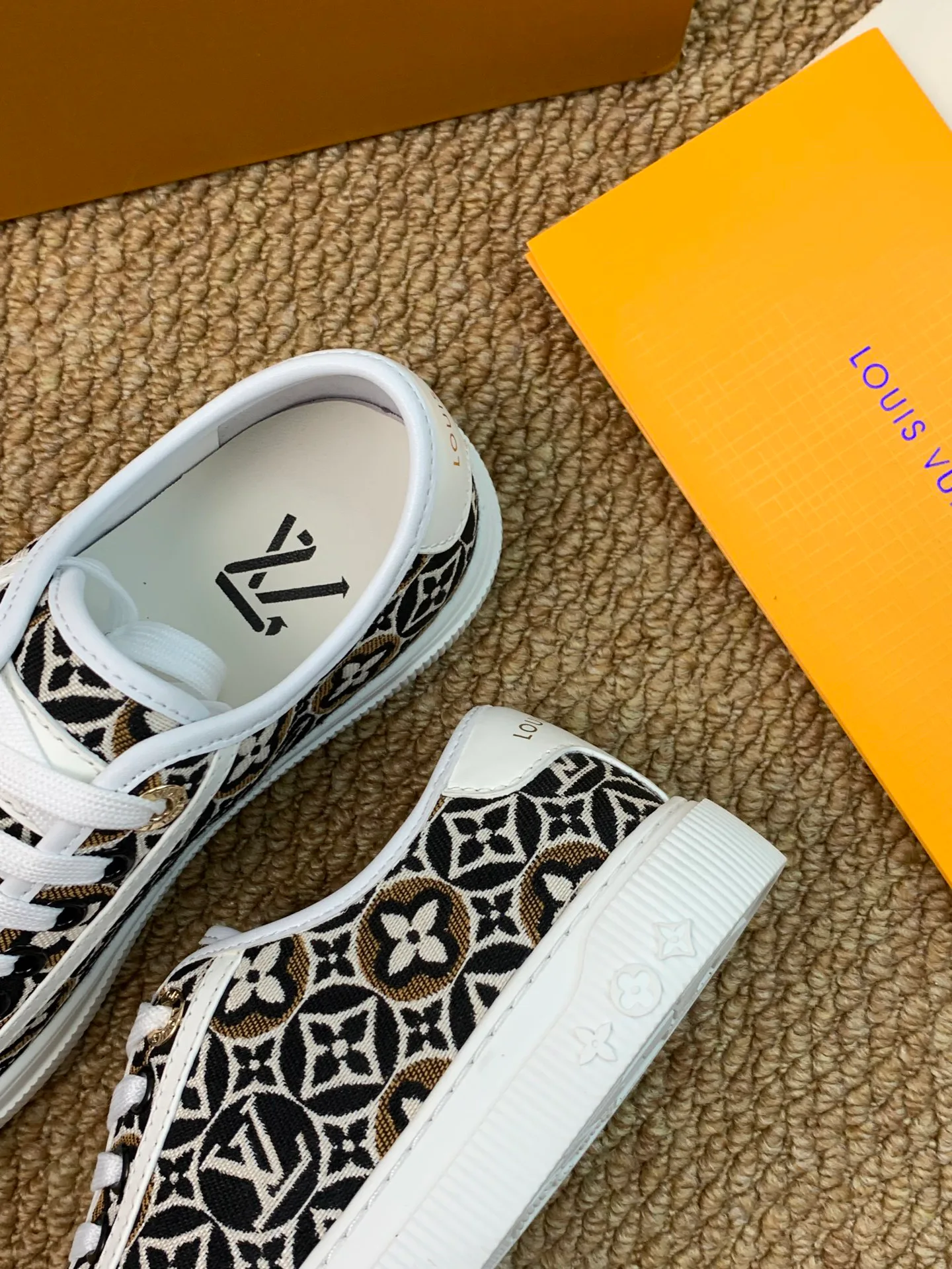 Кроссовки Женские Louis Vuitton 17545201